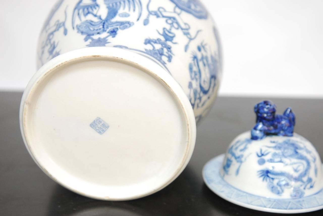 Chinese Blue and White Porcelain Ginger Jar In Excellent Condition In Rio Vista, CA