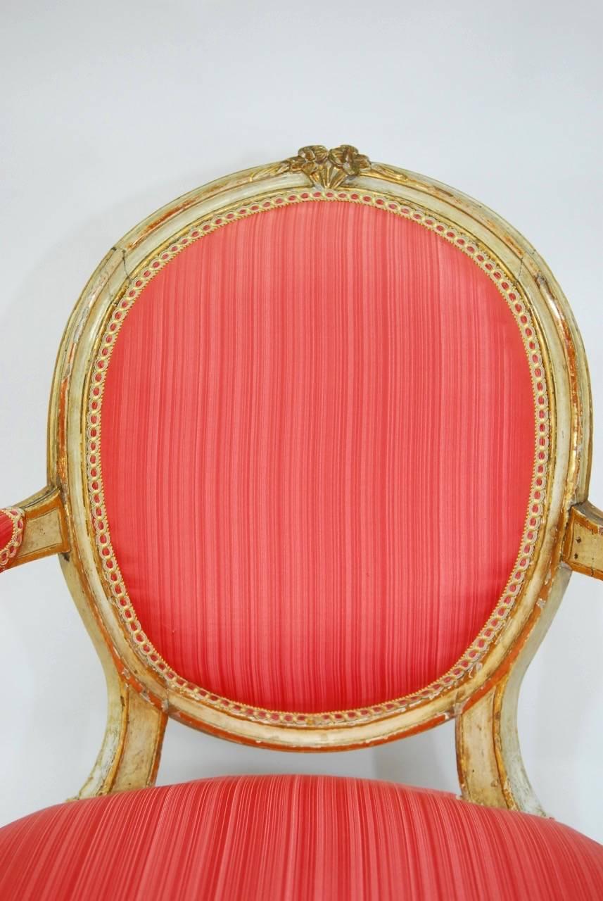Français Paire de fauteuils d'époque Louis XV peints et partiellement dorés en vente