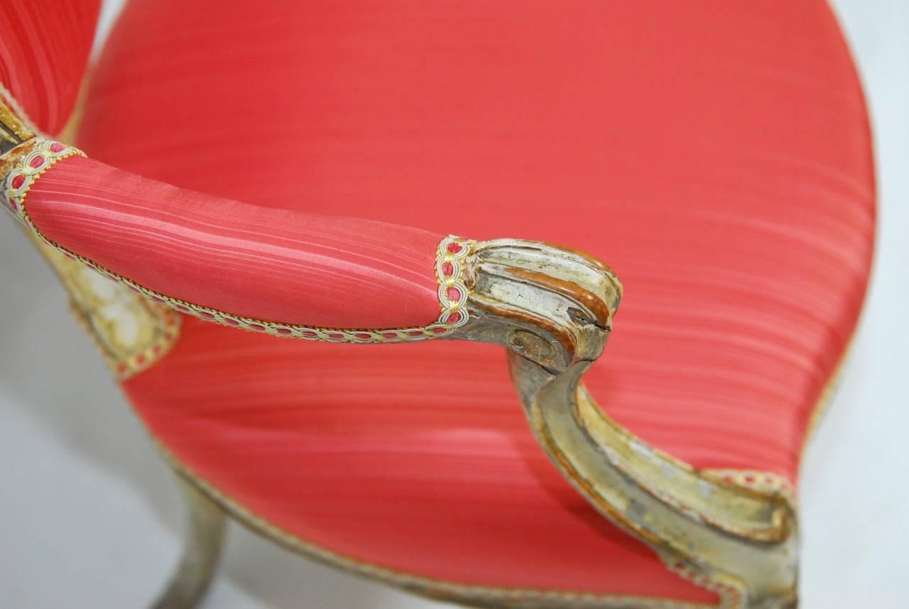 Fait main Paire de fauteuils d'époque Louis XV peints et partiellement dorés en vente