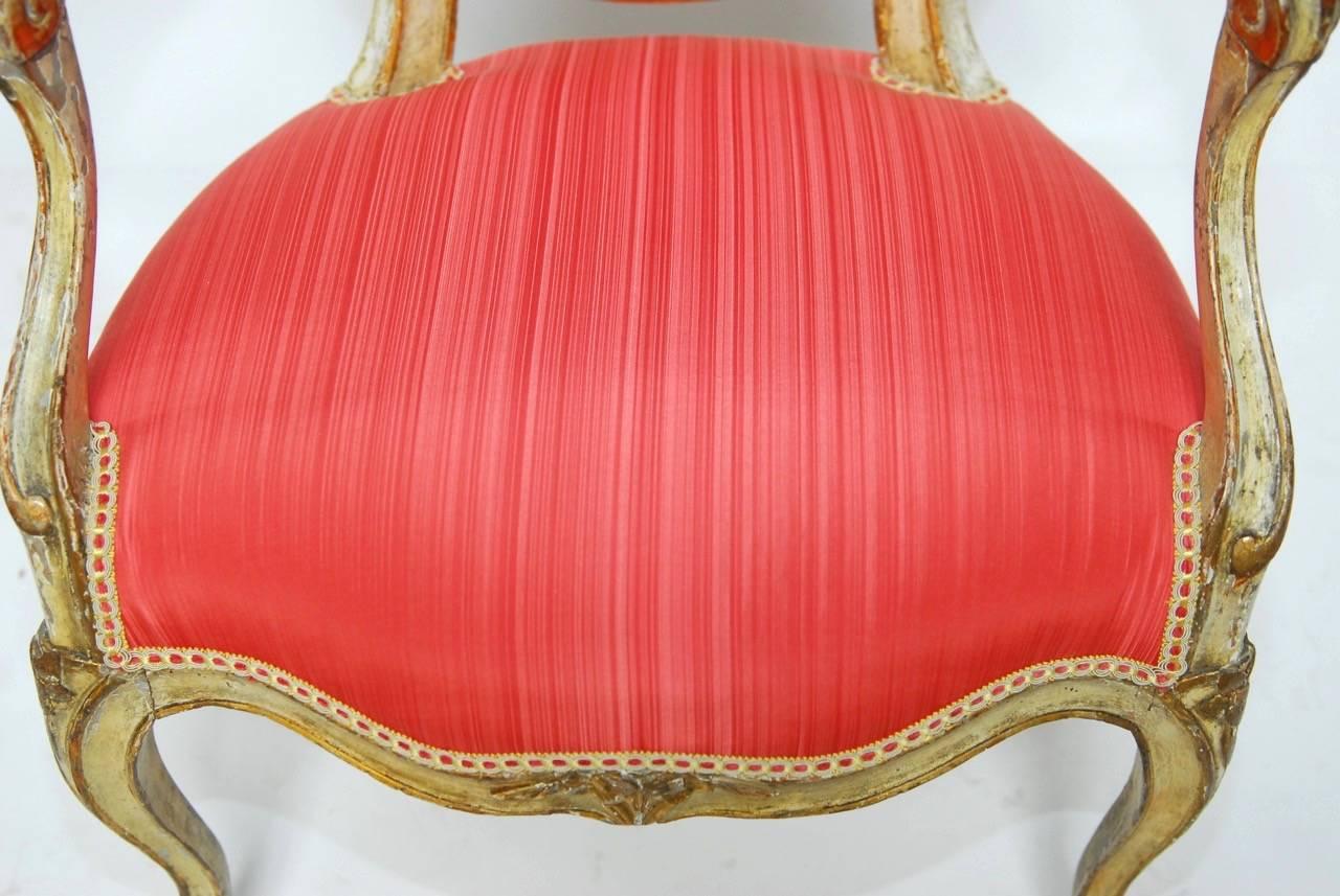 Paire de fauteuils d'époque Louis XV peints et partiellement dorés Bon état - En vente à Rio Vista, CA