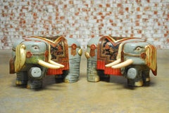 Paire de tabourets chinois sculptés en forme d'éléphant polychrome