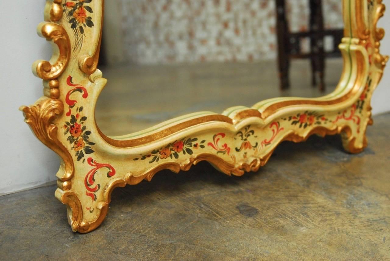 Sculpté à la main Miroir vénitien chinoiserie doré et laqué en vente