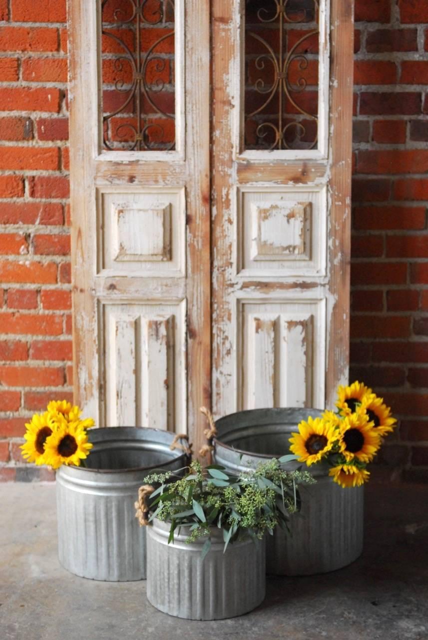 Set of three zinc metal tub planters with rope handles. Stamped with a decorative reeded pattern.

Dimensions: 16