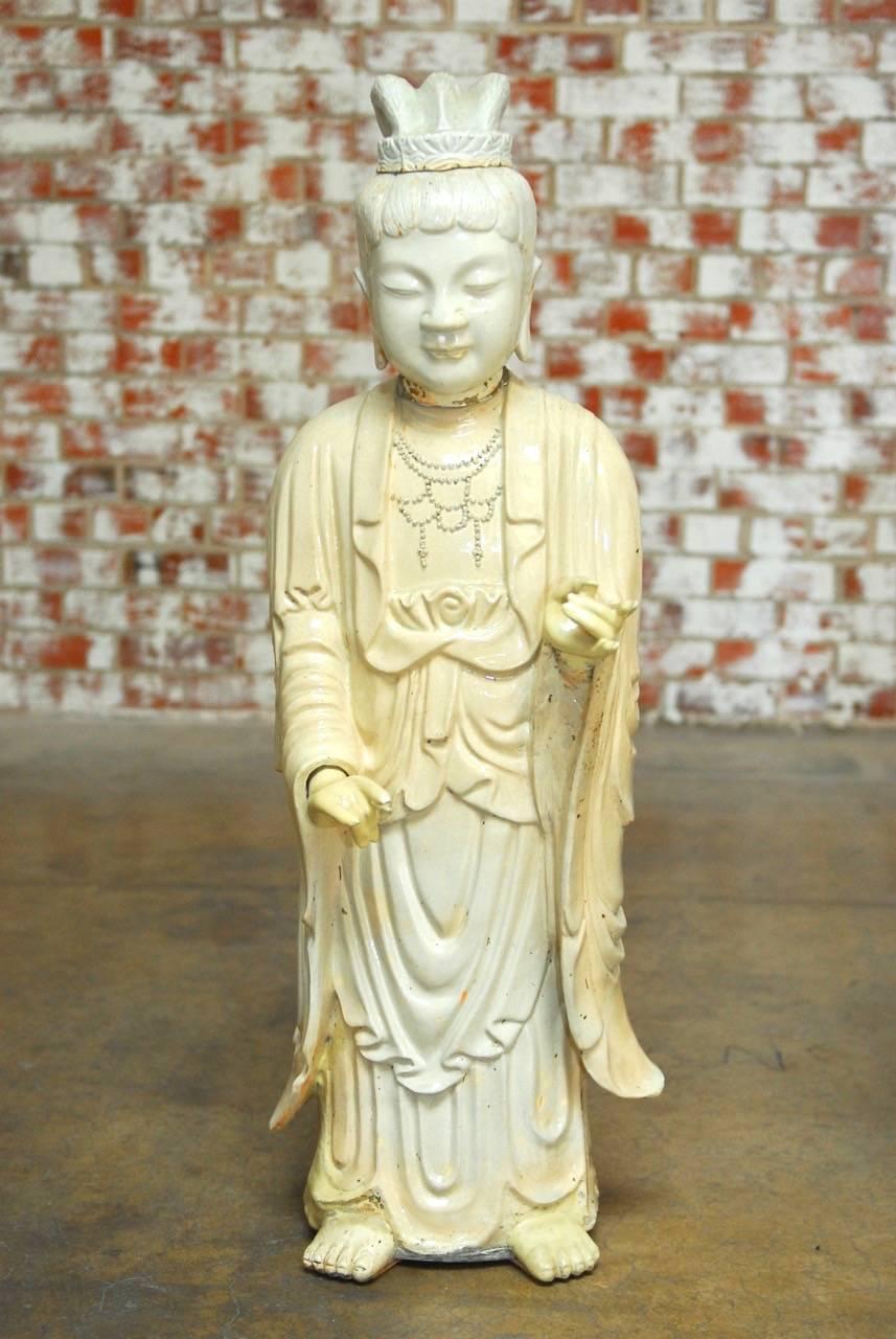 Remarquable paire de divinités bouddhistes célestes Guanyin en céramique émaillée chinoise. Deux beautés sont représentées debout dans des robes drapées avec des plis en cascade. Les têtes sont amovibles et chaque statue a une main posée qui est