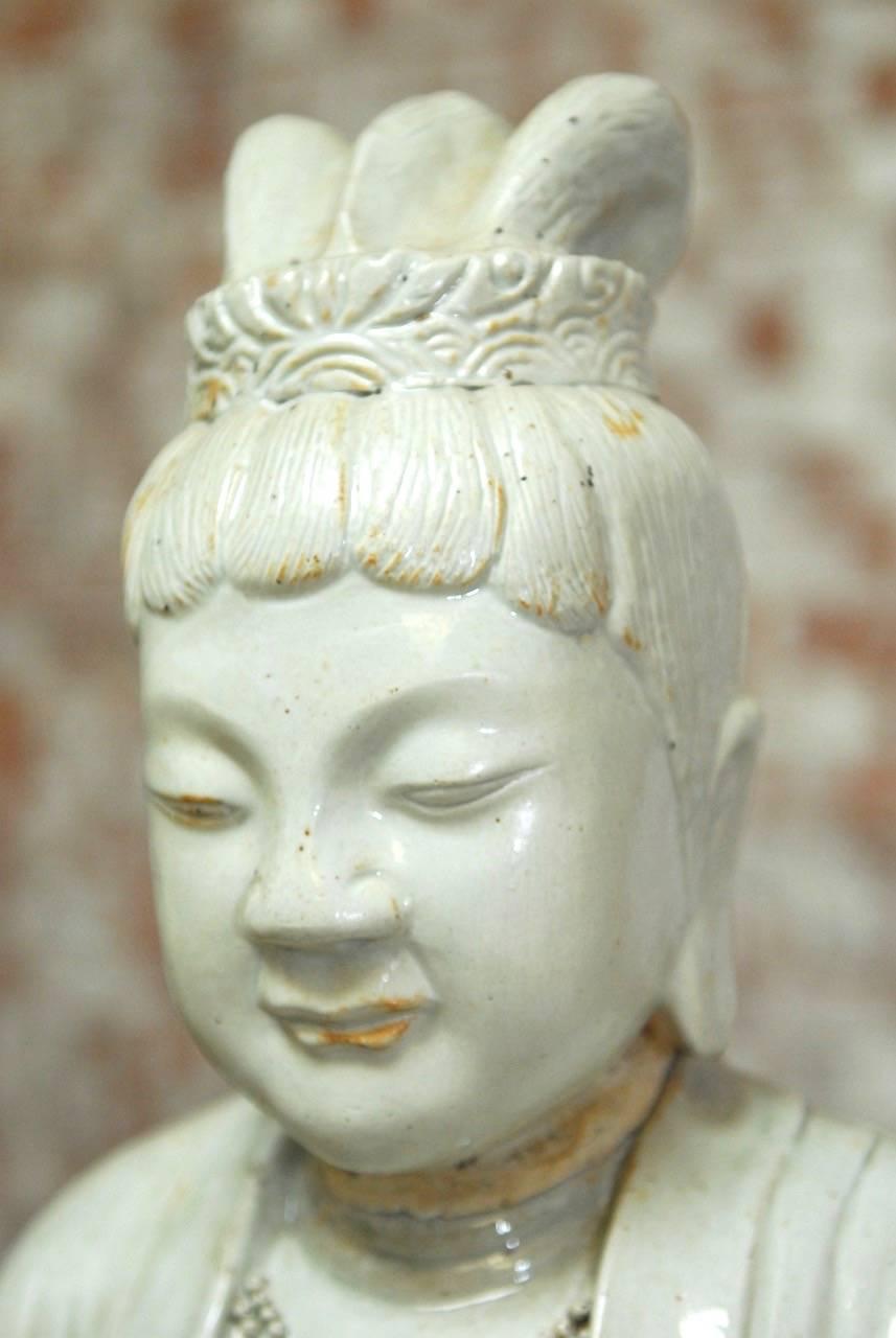 Paar chinesische glasierte zeremonien aus Keramik der himmlischen Guanyin-Periode  (Chinesisch) im Angebot