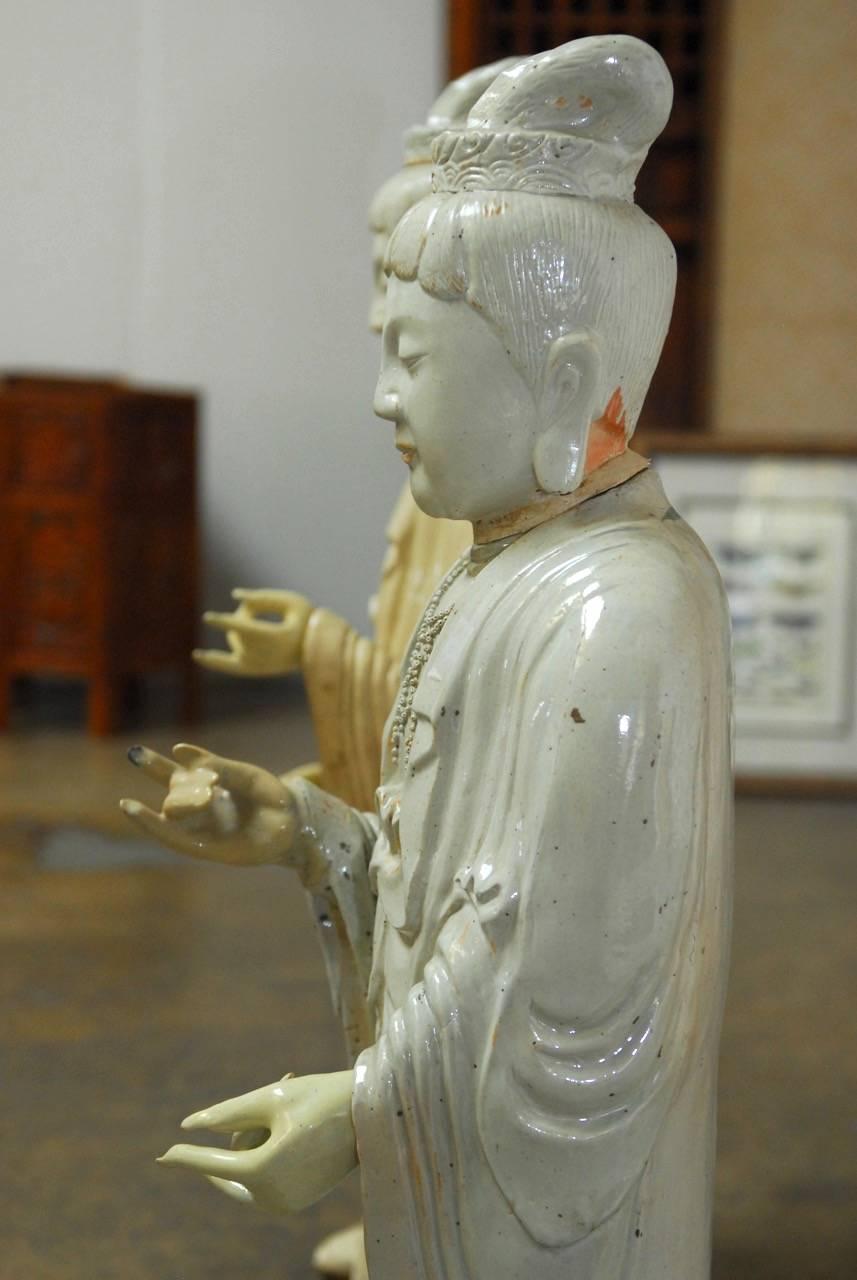 Paar chinesische glasierte zeremonien aus Keramik der himmlischen Guanyin-Periode  im Angebot 1