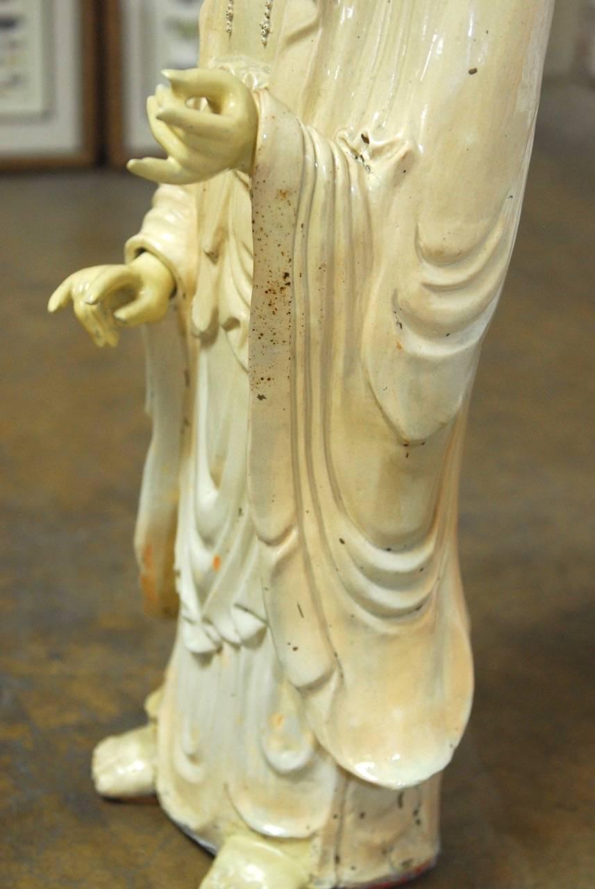 Paire de divinités célestes chinoises Guanyin en céramique émaillée  en vente 2