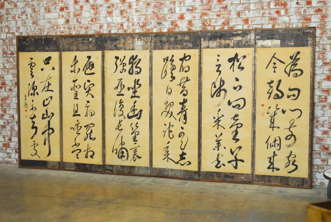 Japanischer sechsteiliger japanischer Edo-Raumteiler aus Blattsilber mit chinesischer gebürsteter Kalligrafie  (Radiert) im Angebot