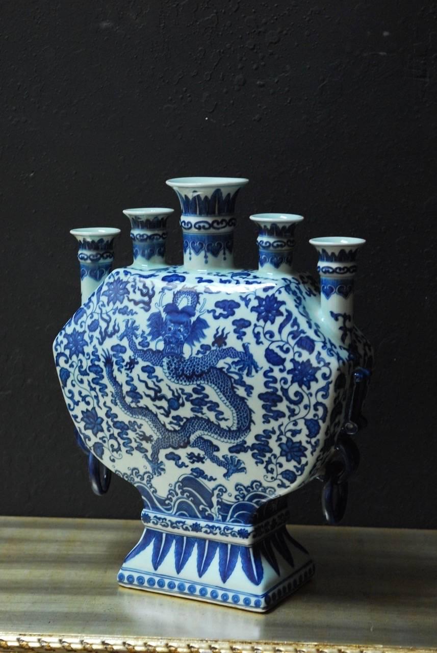 Vase à bourgeons dragon en porcelaine bleu et blanc chinois Tulipiere Excellent état à Rio Vista, CA