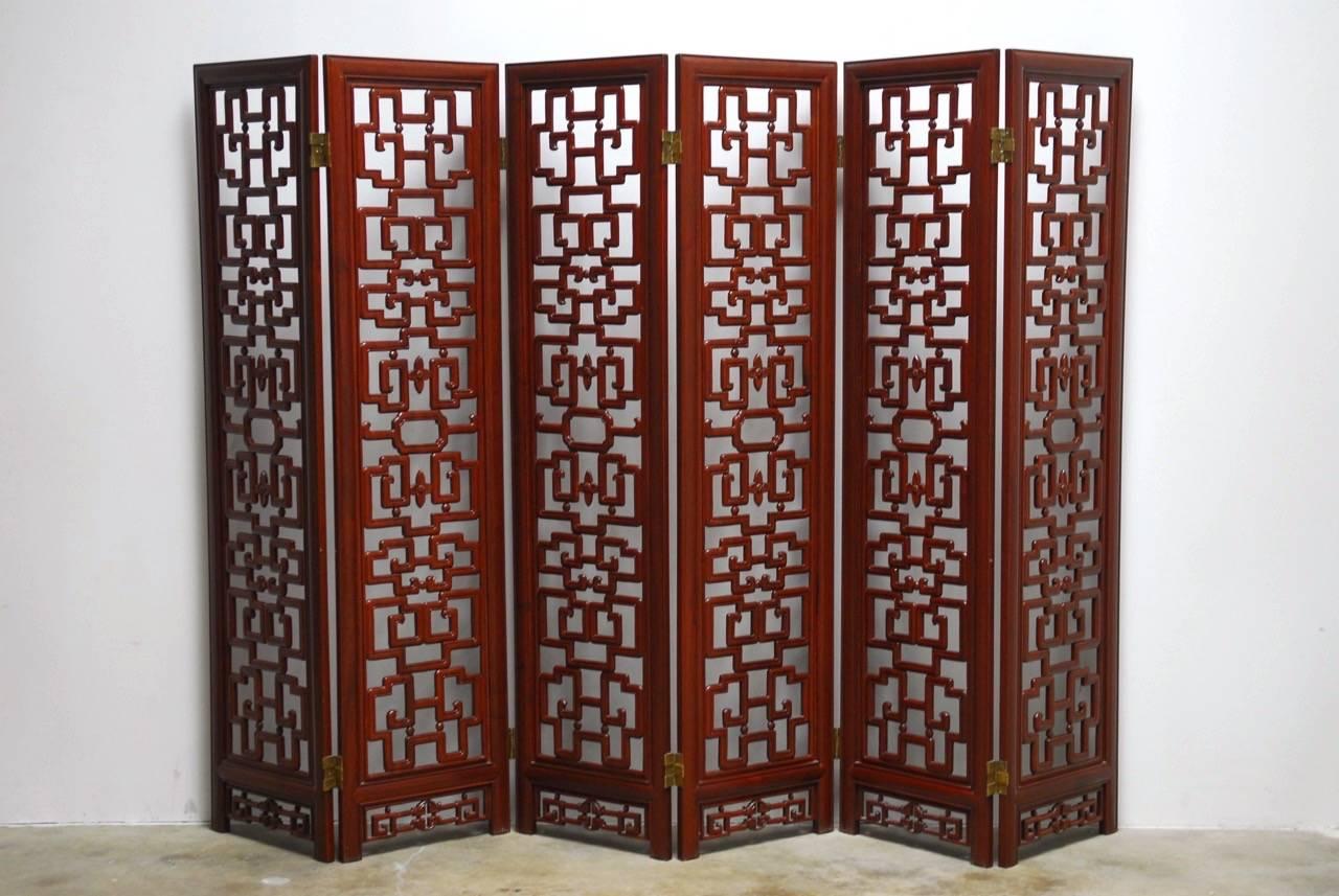 Chinesischer sechsteiliger Raumteiler aus geschnitztem Rosenholz mit Gitter im Angebot 1