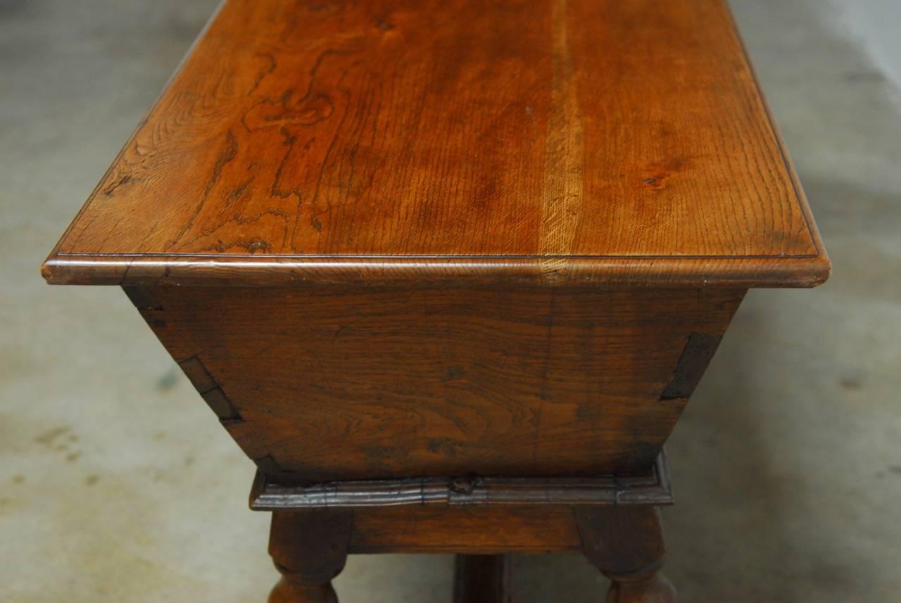 18th Century George III Oak Dough Bin Table In Distressed Condition In Rio Vista, CA
