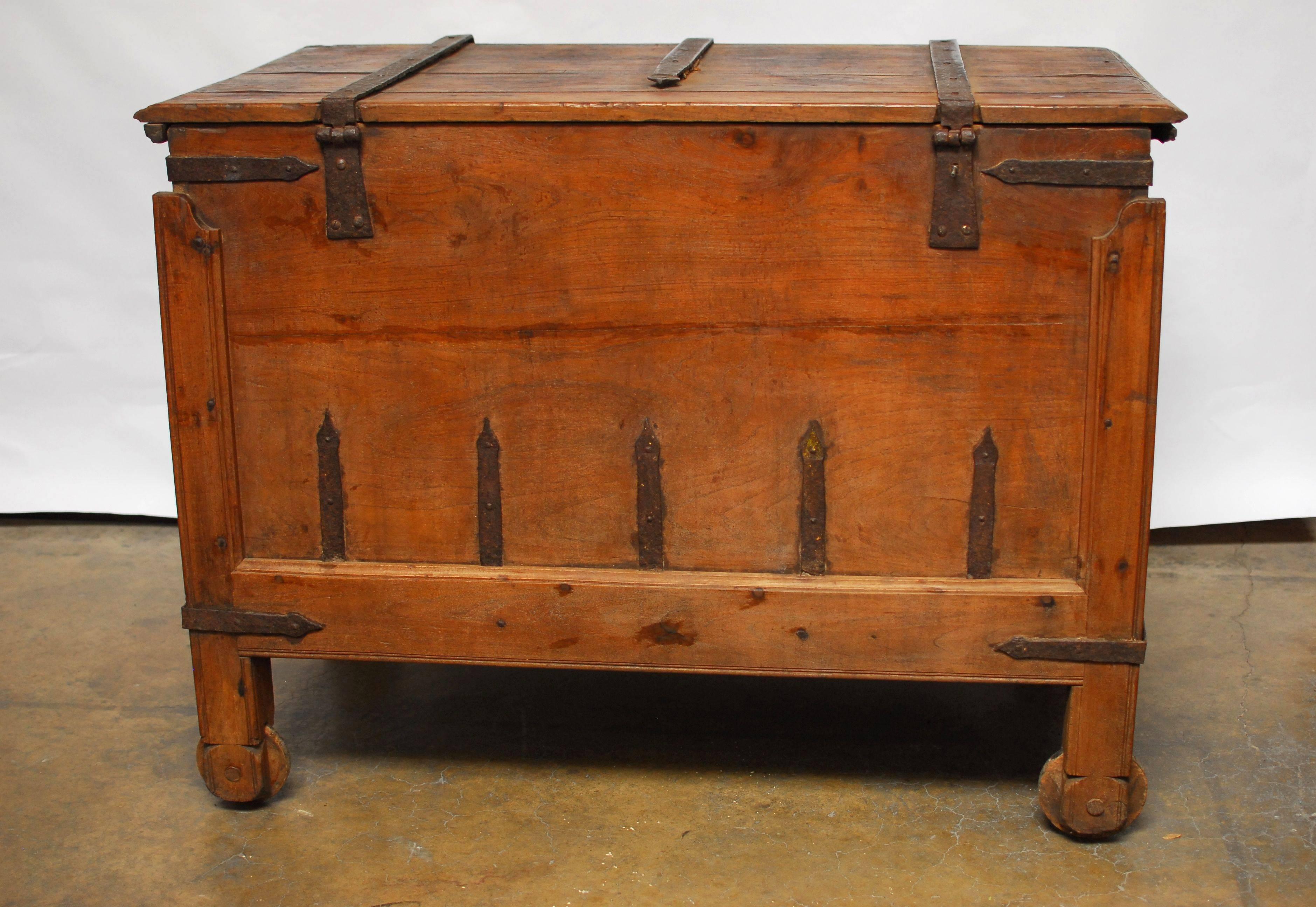 18th Century Anglo-Indian Damchiya Dowry Chest In Good Condition In Rio Vista, CA