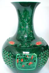 Paire de grands vases balustres chinois en jade vert percé