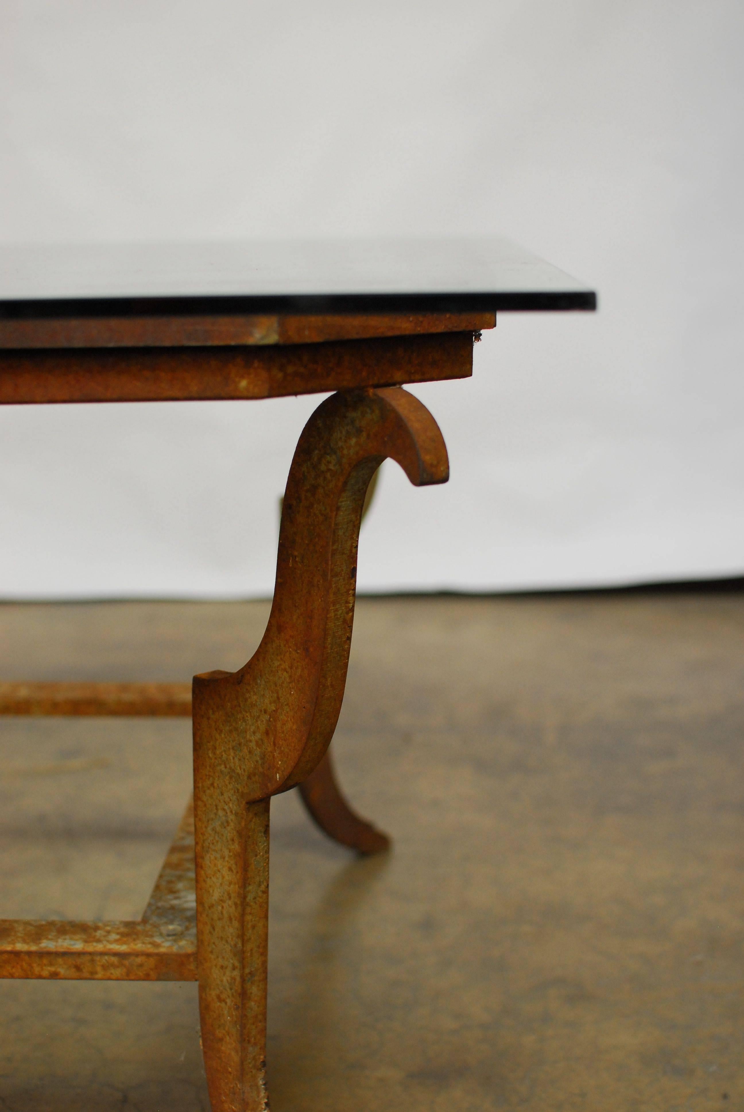 Industriel Table basse en acier patiné sculpté en vente