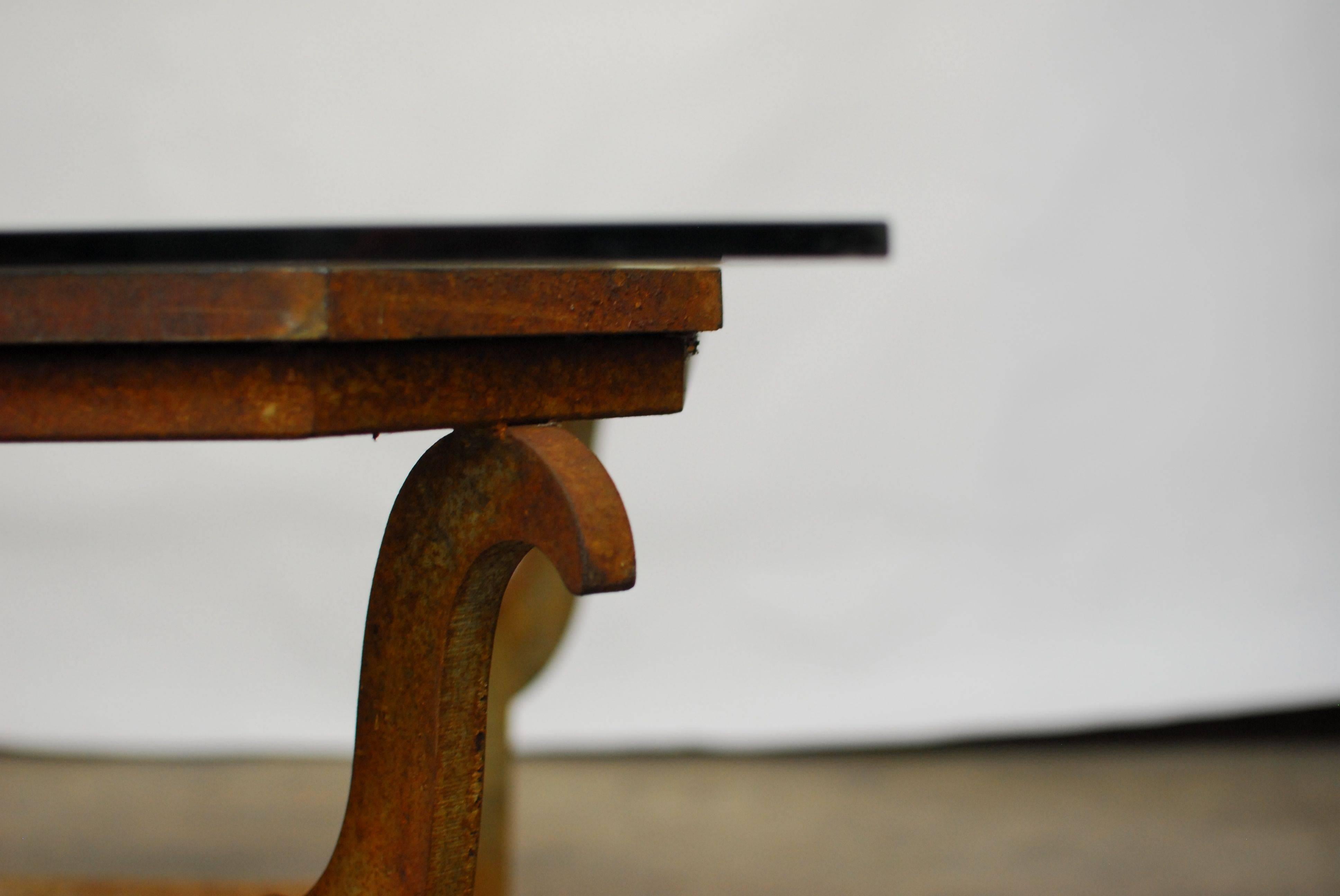 Américain Table basse en acier patiné sculpté en vente