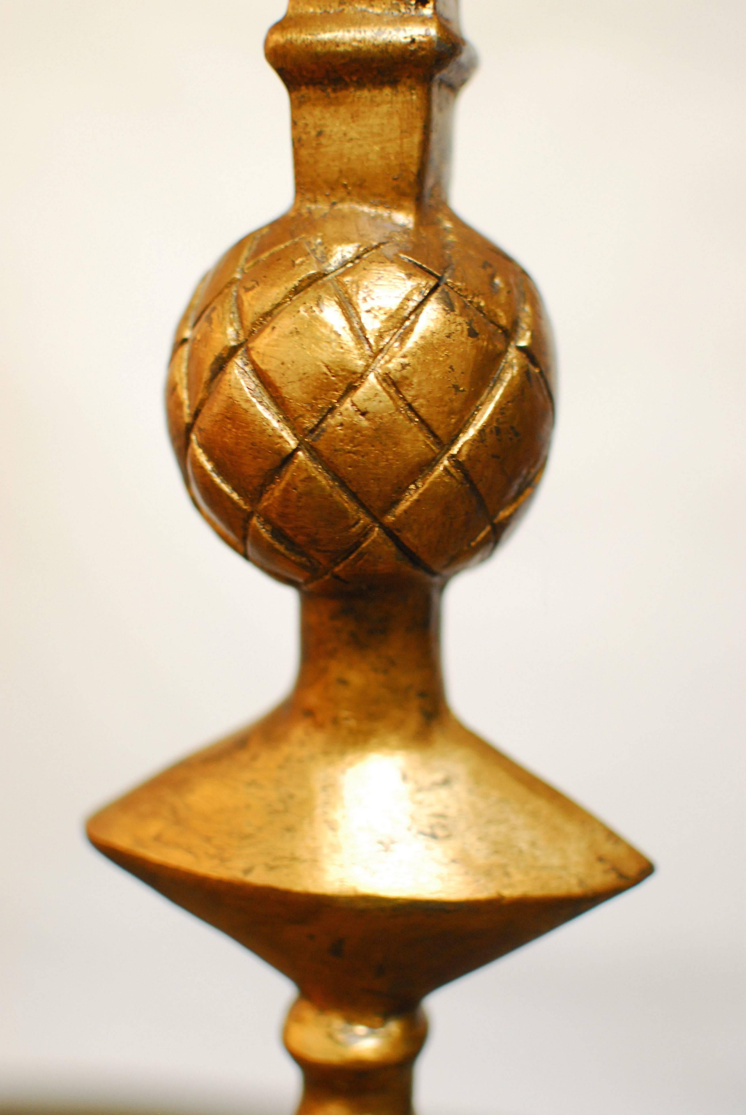 Américain Lampadaire sculptural Pomme De Pin en bronze doré d'après Giacometti en vente