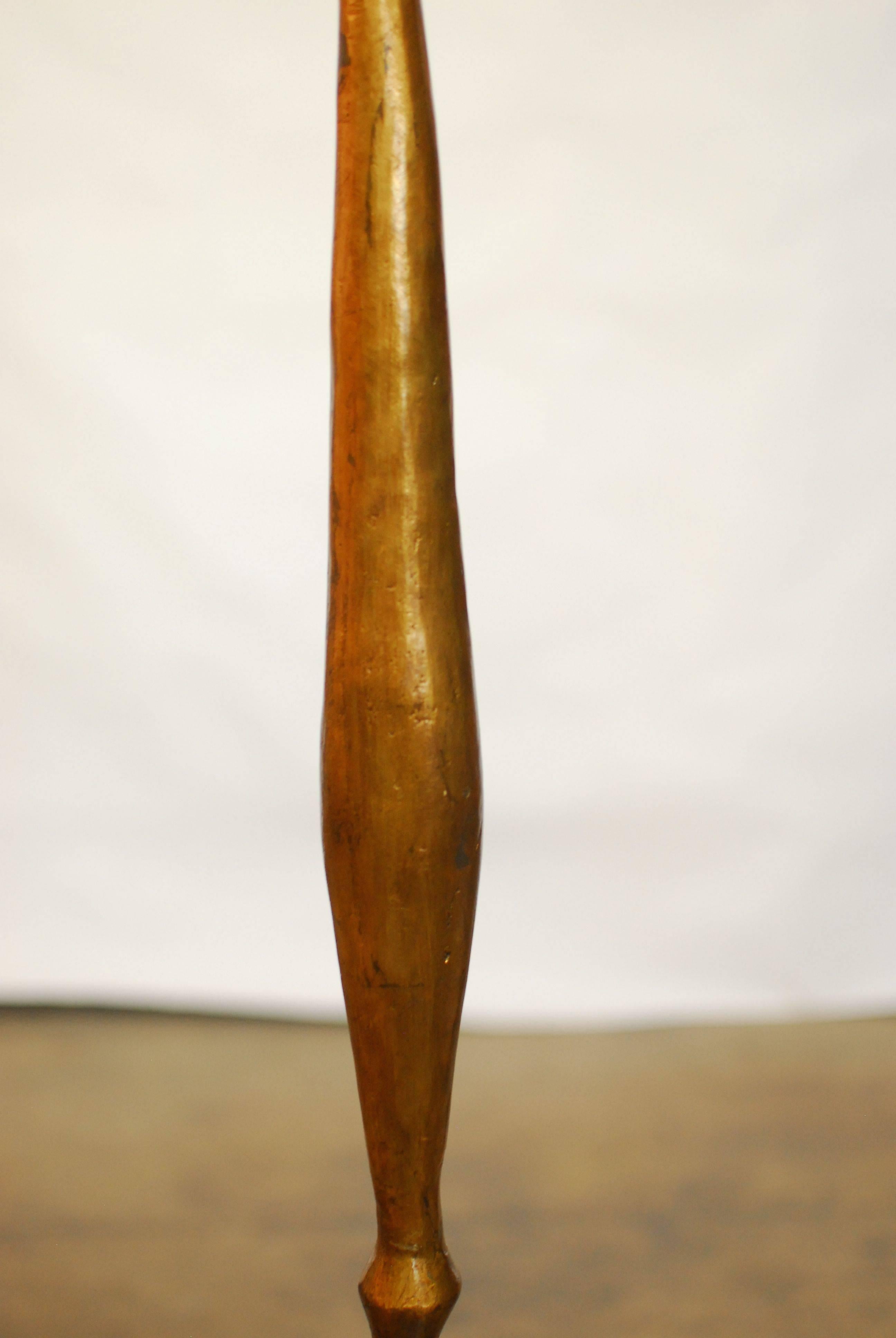 Doré Lampadaire sculptural Pomme De Pin en bronze doré d'après Giacometti en vente