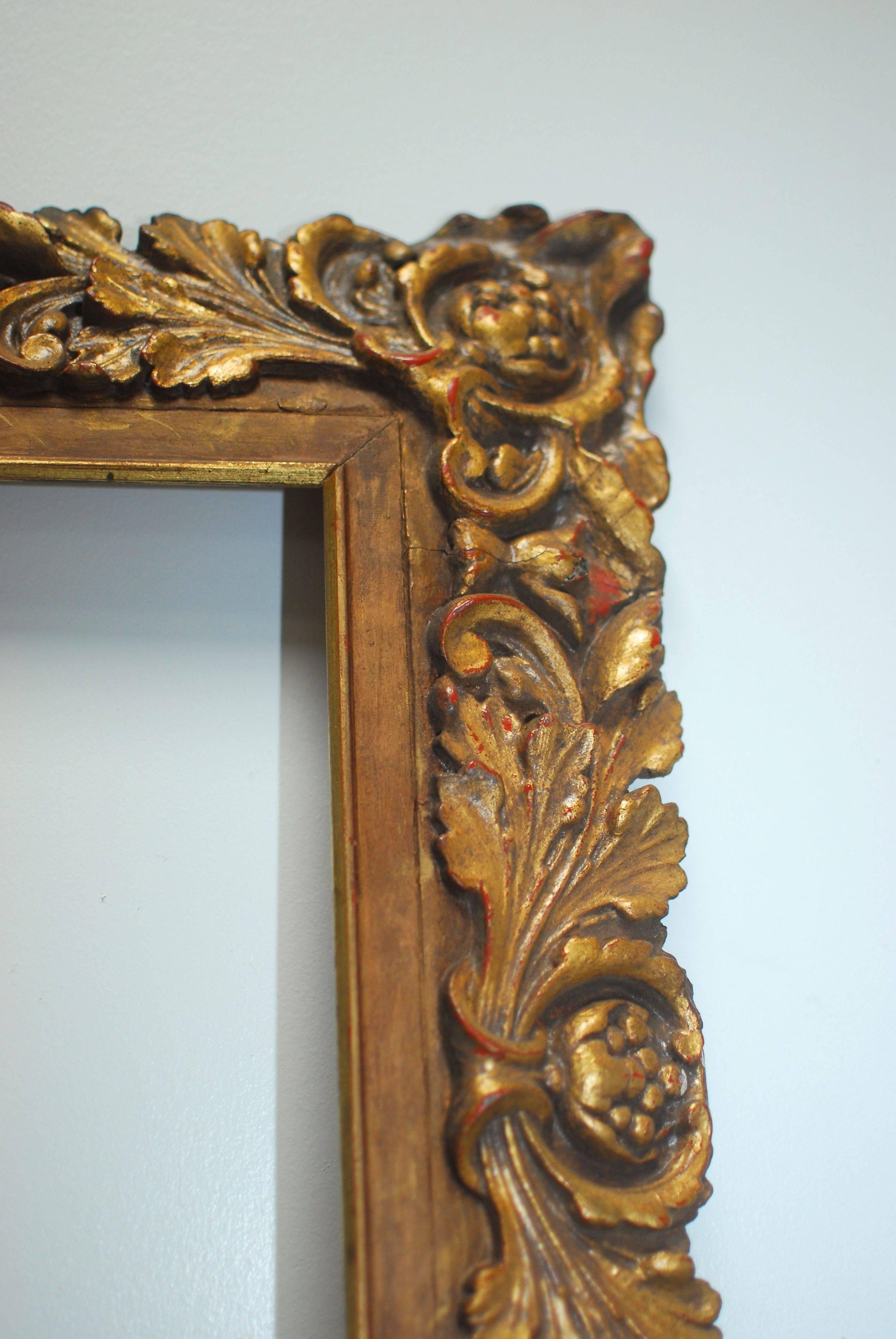 Cadre italien sculpté, doré et gesso, réalisé dans le goût baroque avec un décor de feuilles d'acanthe. L'ouverture extérieure mesure 39,5