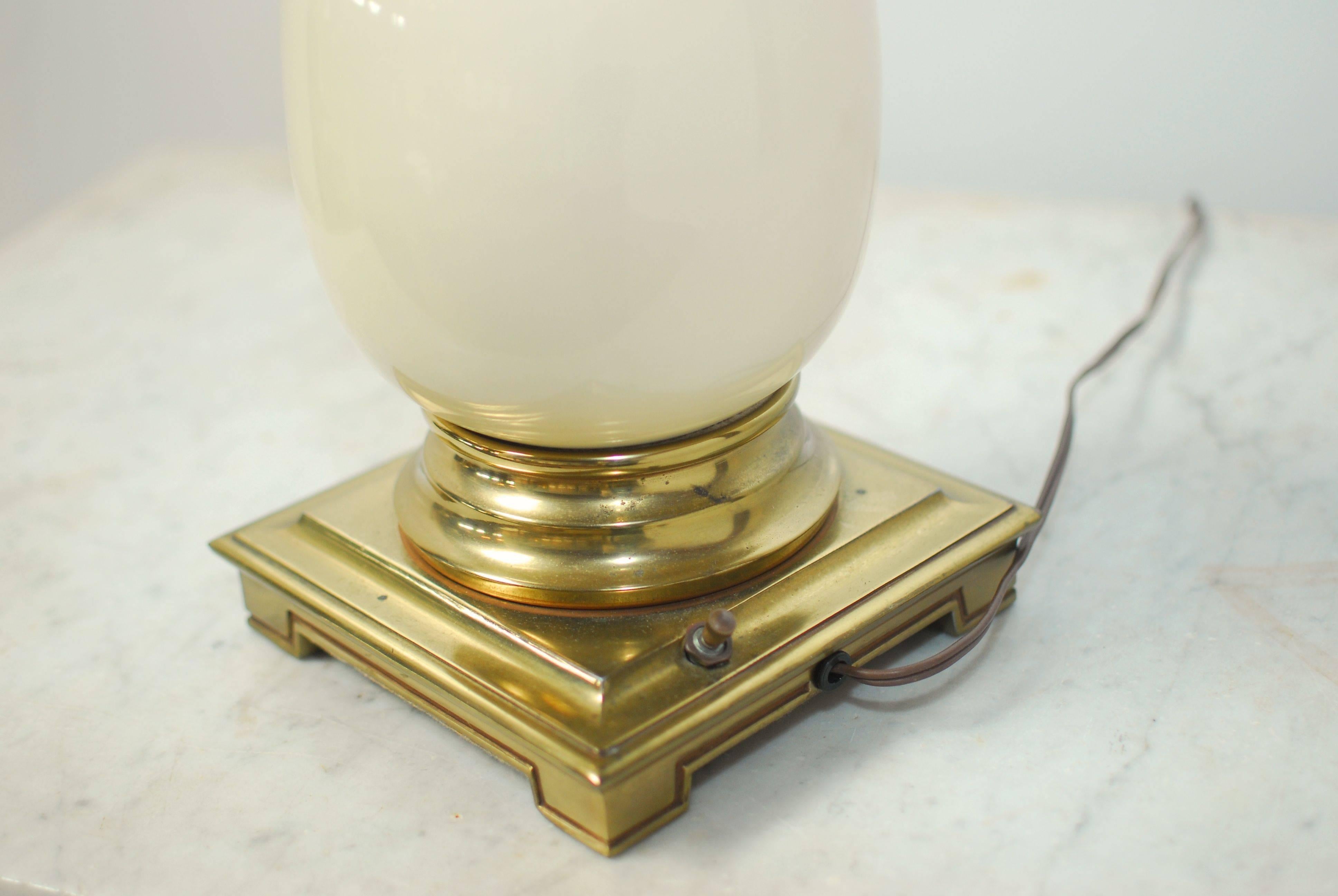 Stiffel Porcelain and Brass Ostrich Egg Table Lamp In Excellent Condition In Rio Vista, CA