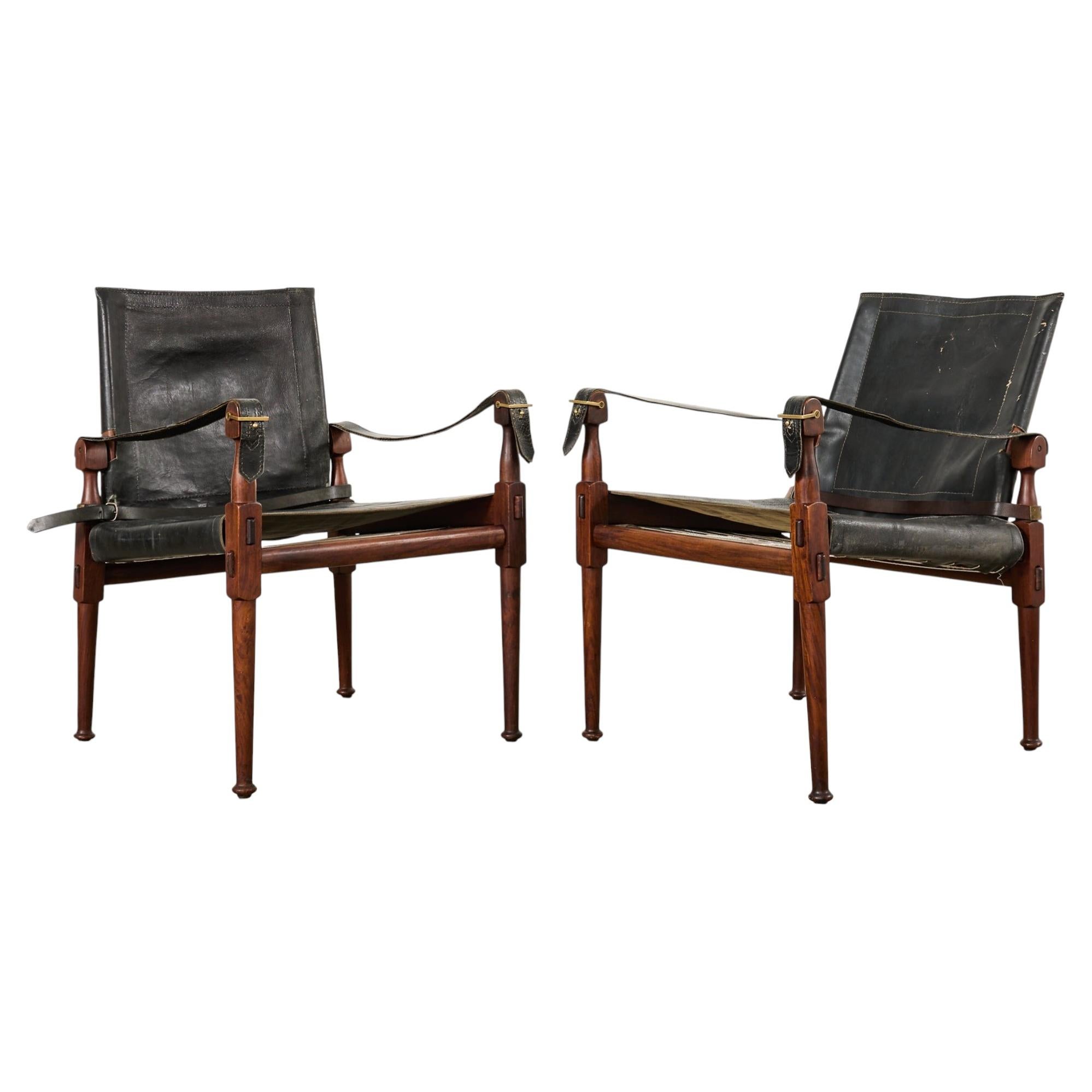 Paire de Hayat Bros. Chaises Campaigner Safari et Ottoman en cuir