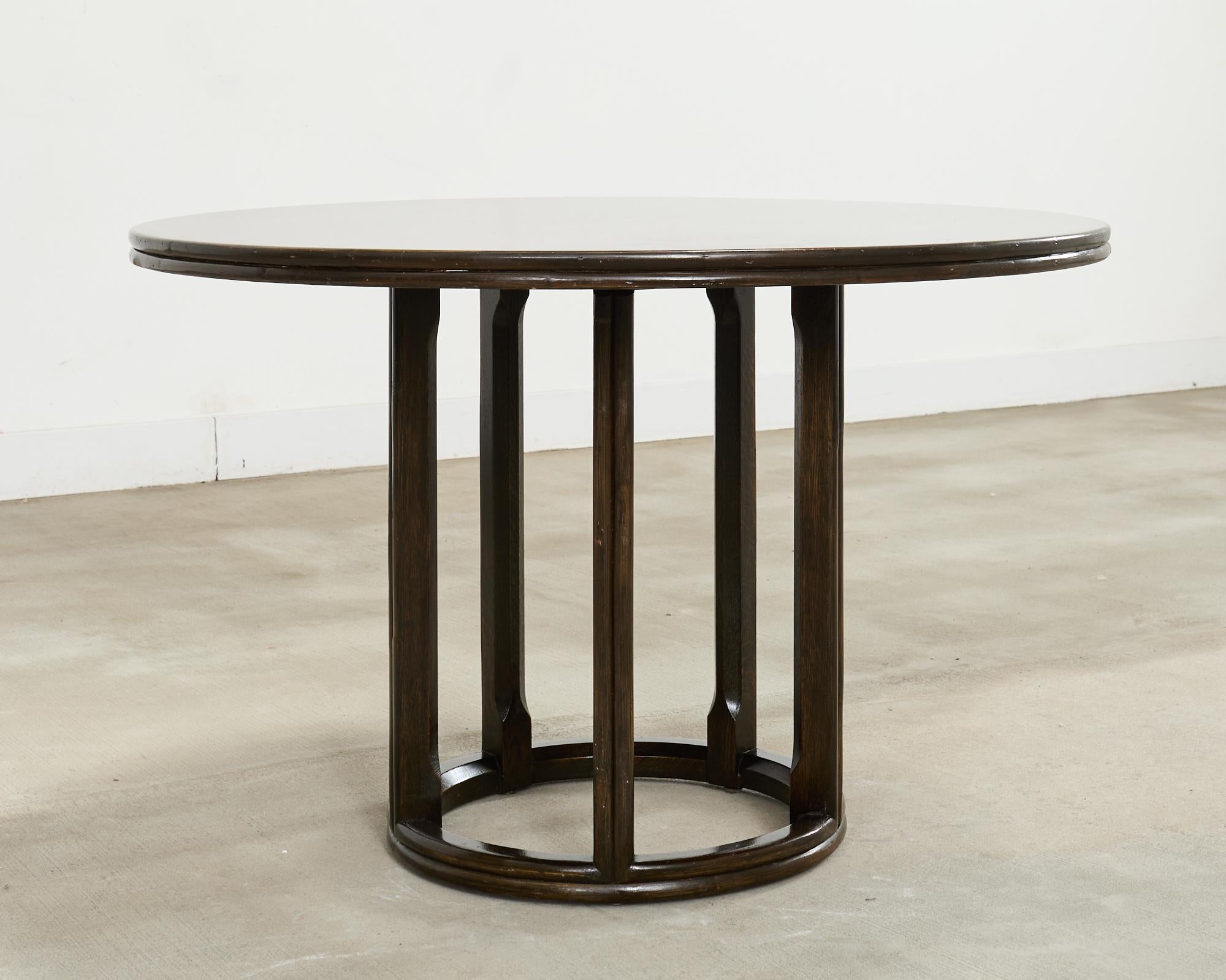 Mesa de comedor de ratán de roble redonda, orgánica y moderna de mediados de siglo McGuire Moderno de mediados de siglo en venta