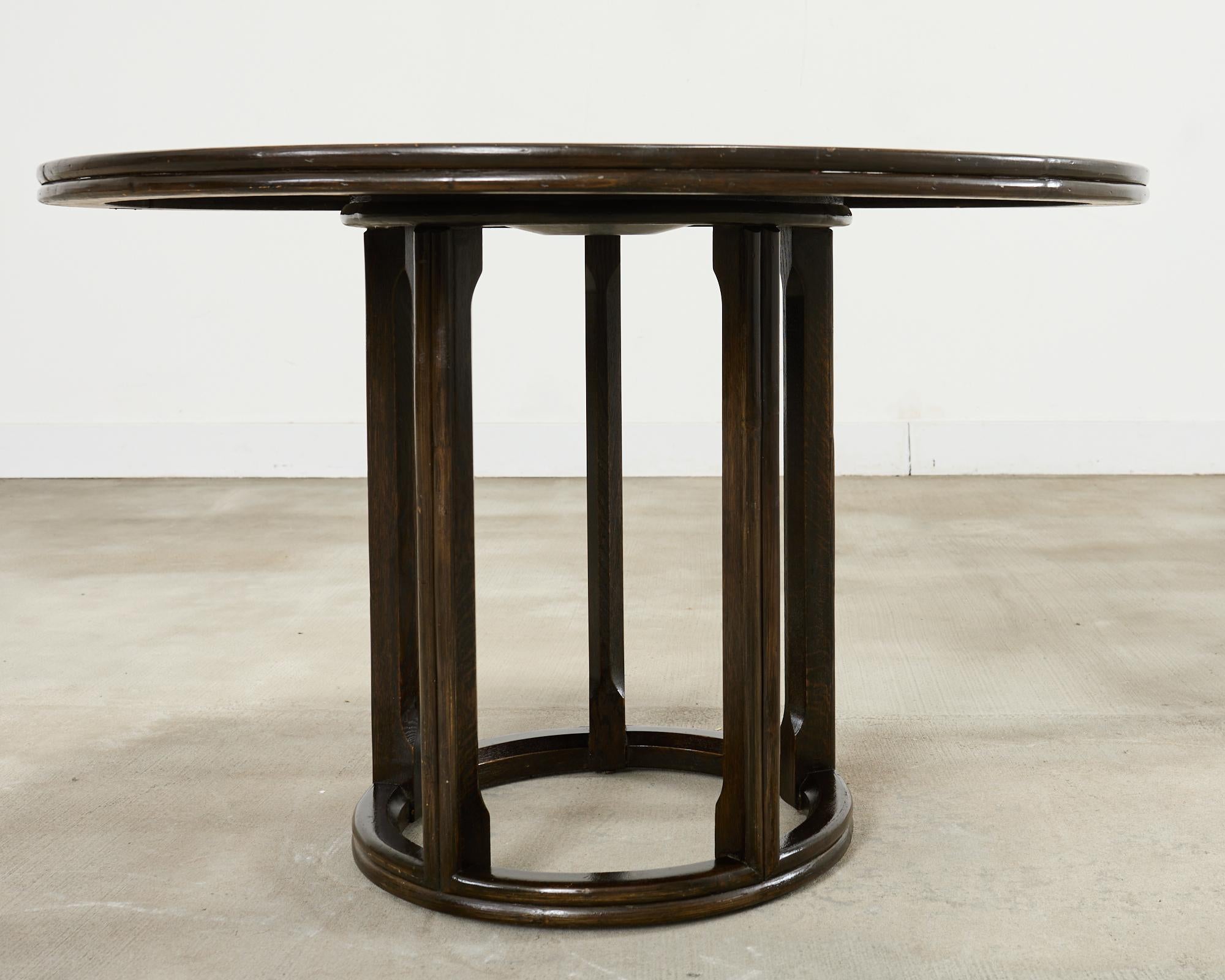Mesa de comedor de ratán de roble redonda, orgánica y moderna de mediados de siglo McGuire Hecho a mano en venta