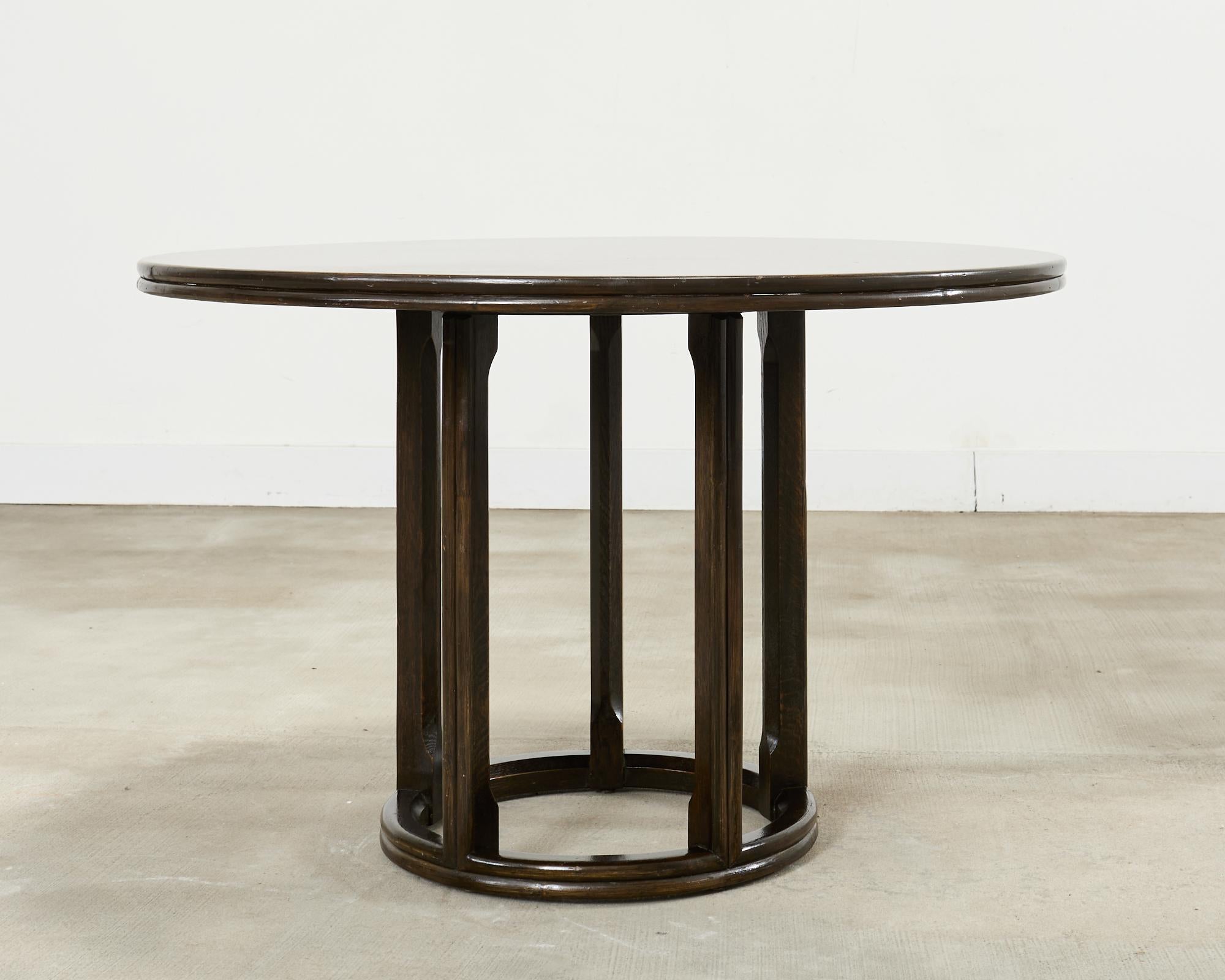 Mesa de comedor de ratán de roble redonda, orgánica y moderna de mediados de siglo McGuire en venta 6