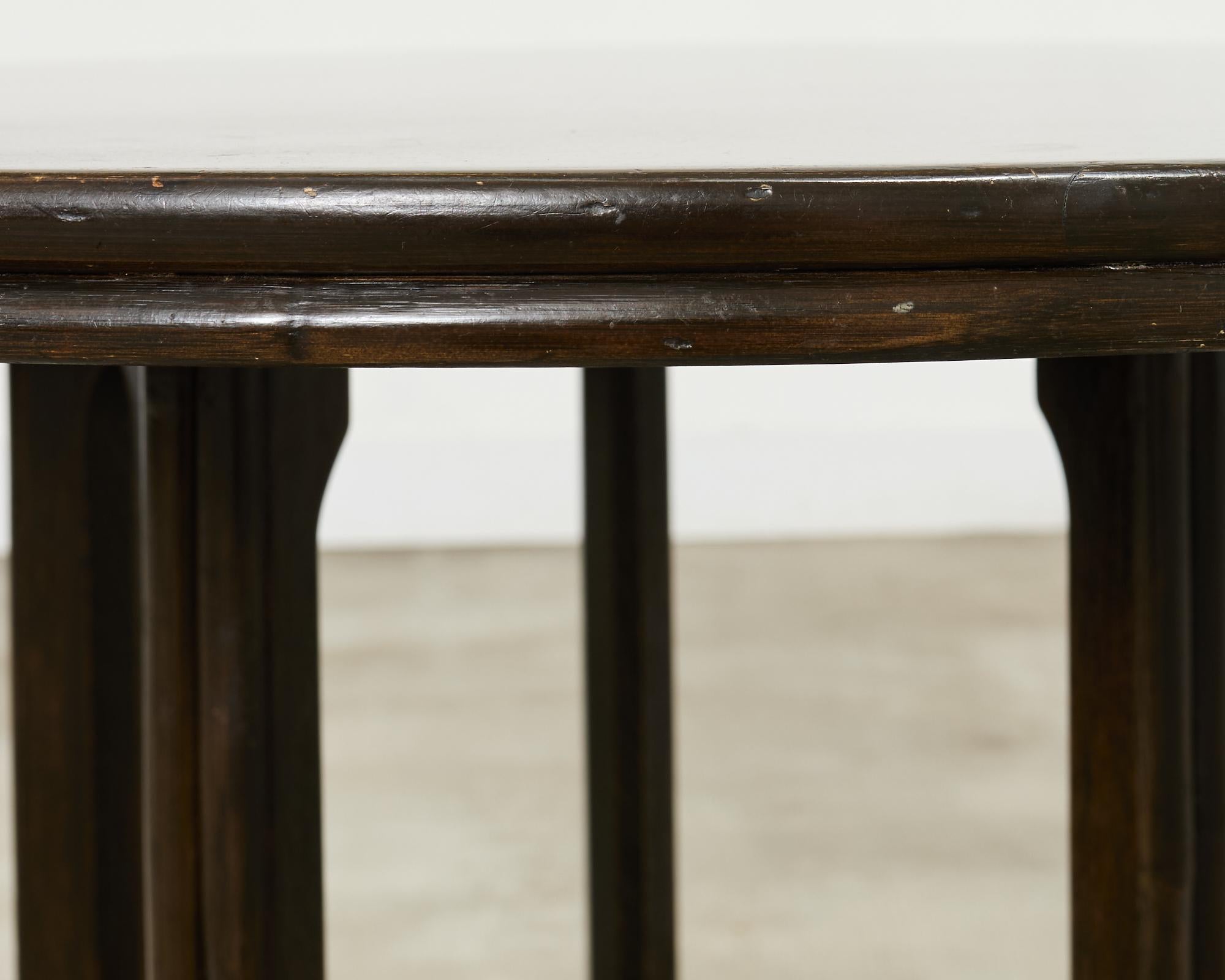 Mesa de comedor de ratán de roble redonda, orgánica y moderna de mediados de siglo McGuire Ratán en venta