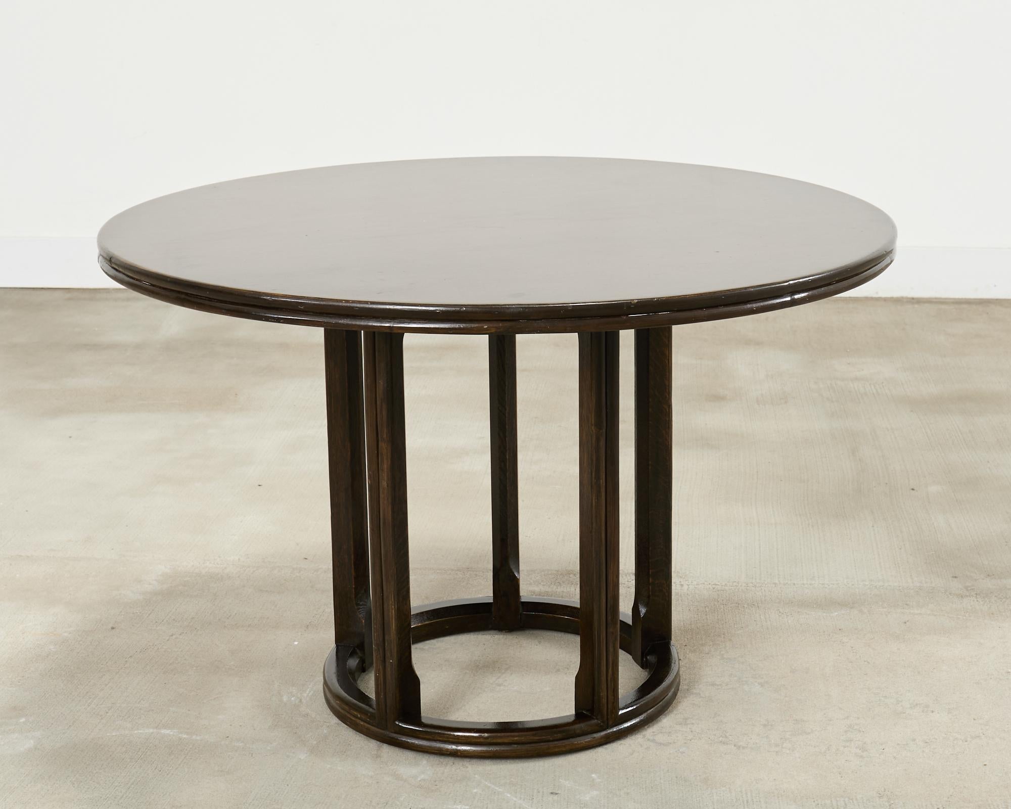 Mesa de comedor de ratán de roble redonda, orgánica y moderna de mediados de siglo McGuire en venta 5