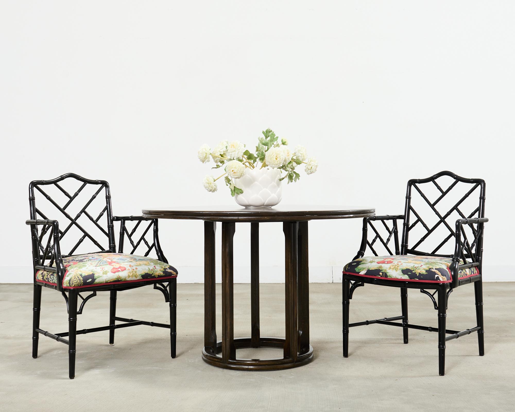 Versátil mesa de comedor o de juegos redonda de roble y ratán de mediados de siglo, fabricada en estilo moderno orgánico costero de California por artesanos McGuire. La mesa tiene un gran tablero redondo de roble de 2,5 cm de grosor con un borde