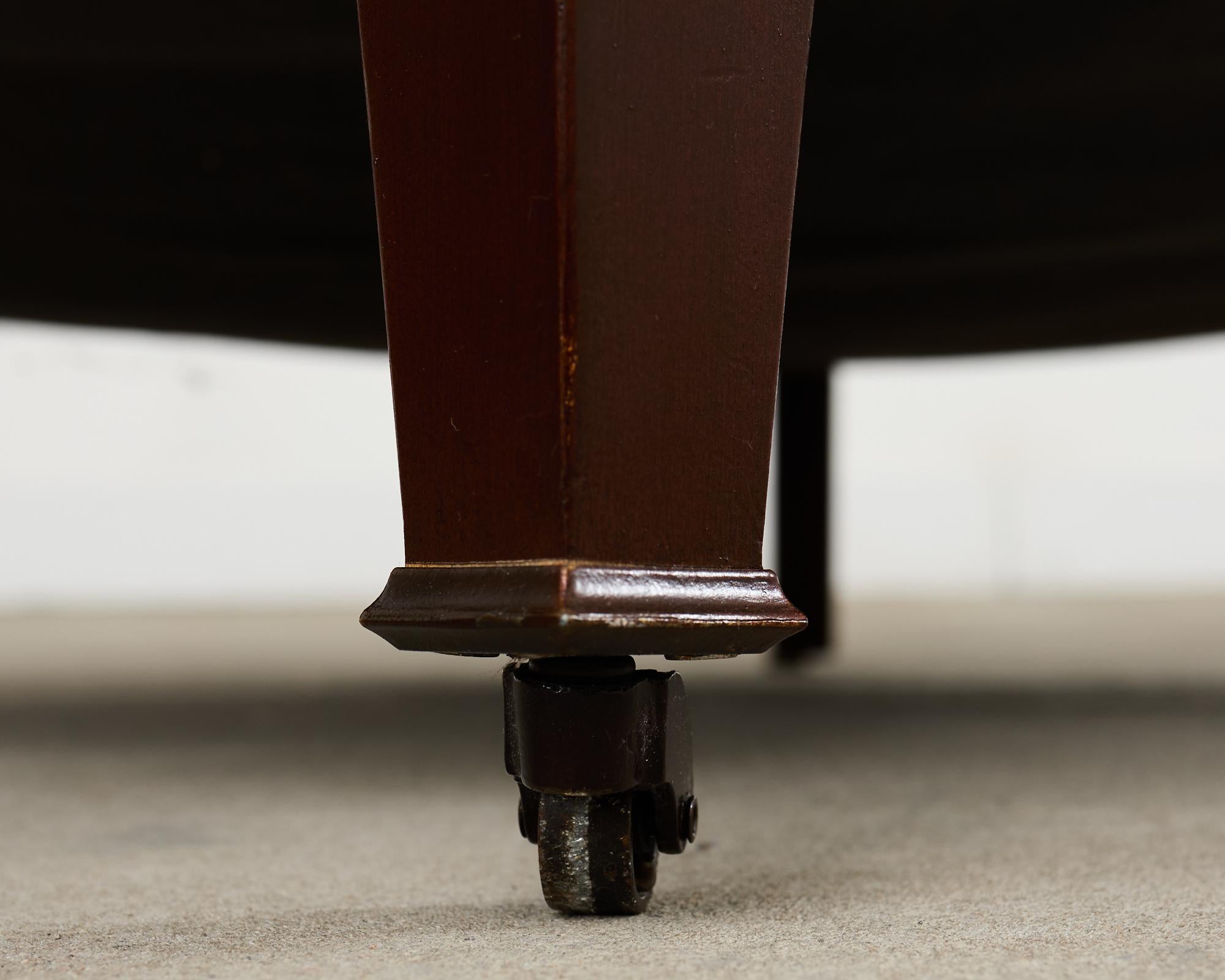 Englische Loungesessel und Ottomane aus getuftetem Leder im Regency-Stil im Angebot 1