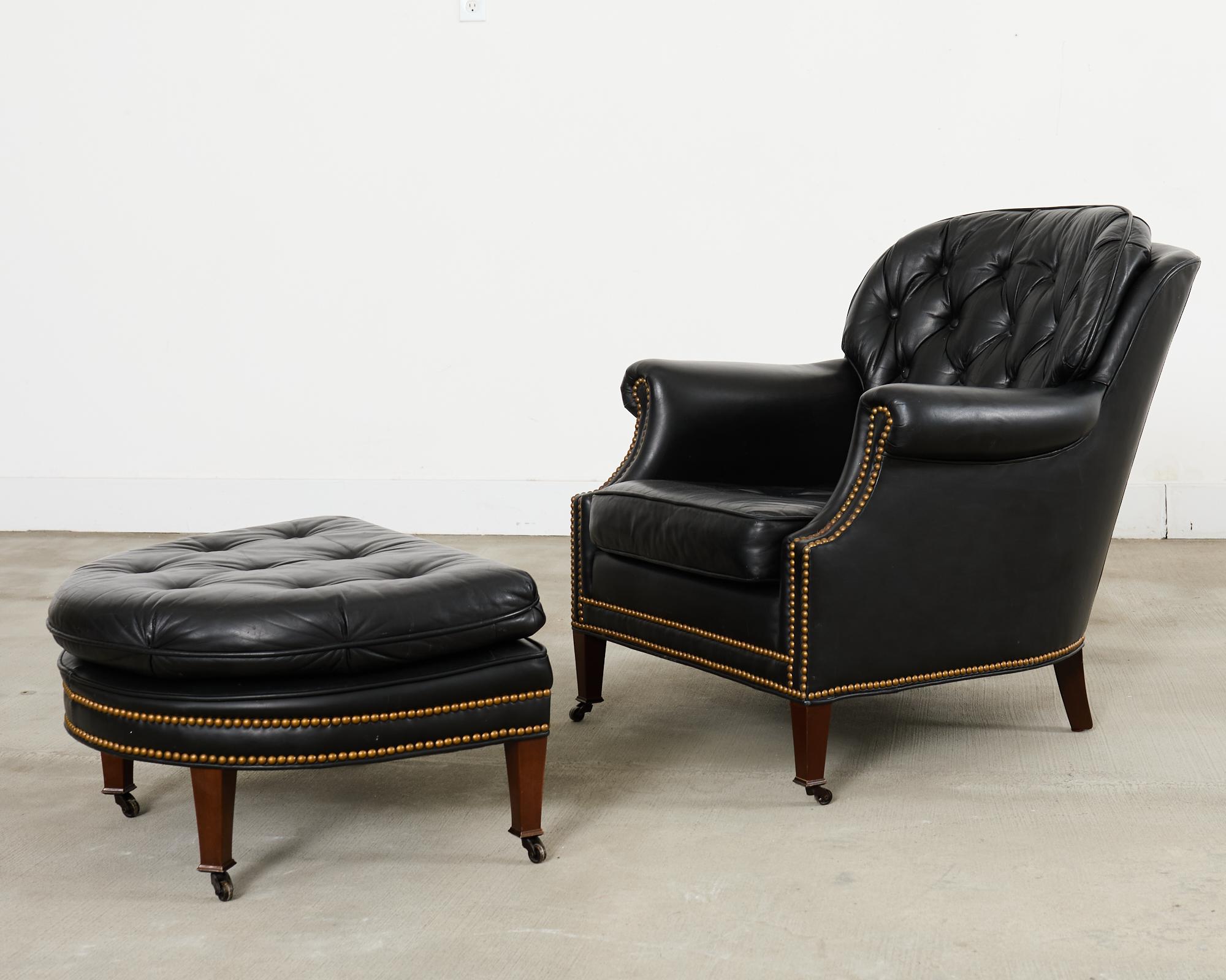 Englische Loungesessel und Ottomane aus getuftetem Leder im Regency-Stil (Handgefertigt) im Angebot