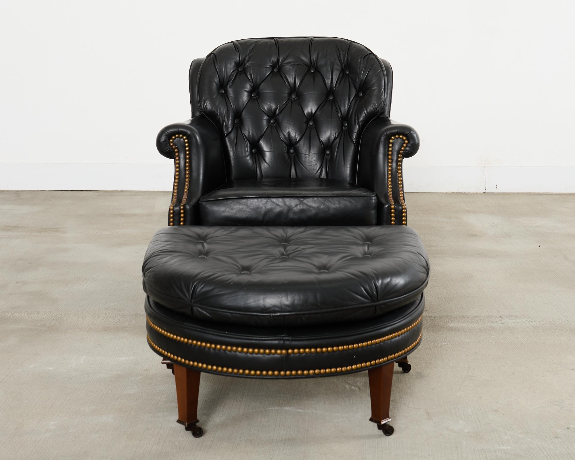 Englische Loungesessel und Ottomane aus getuftetem Leder im Regency-Stil (amerikanisch) im Angebot