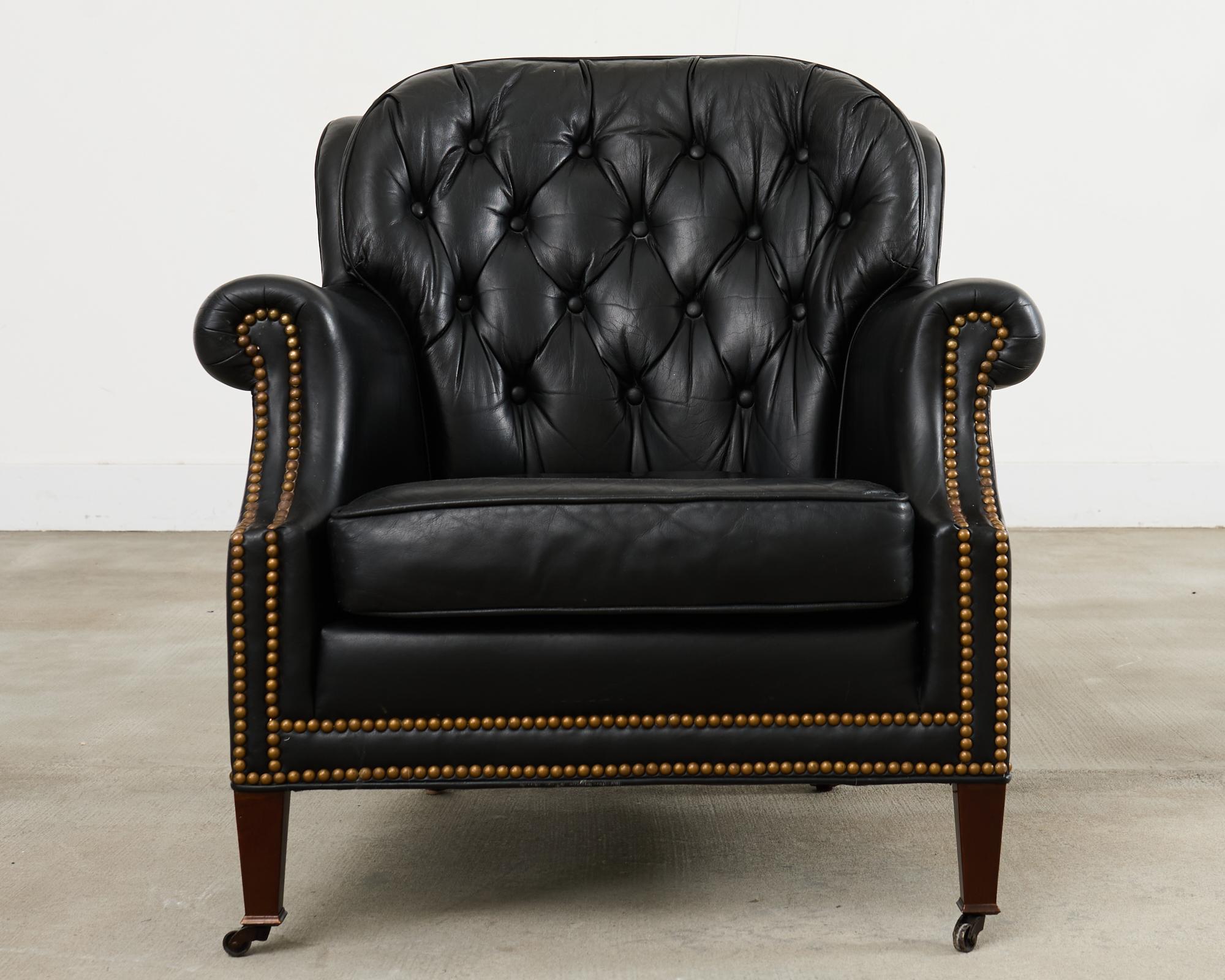 Englische Loungesessel und Ottomane aus getuftetem Leder im Regency-Stil im Zustand „Gut“ im Angebot in Rio Vista, CA