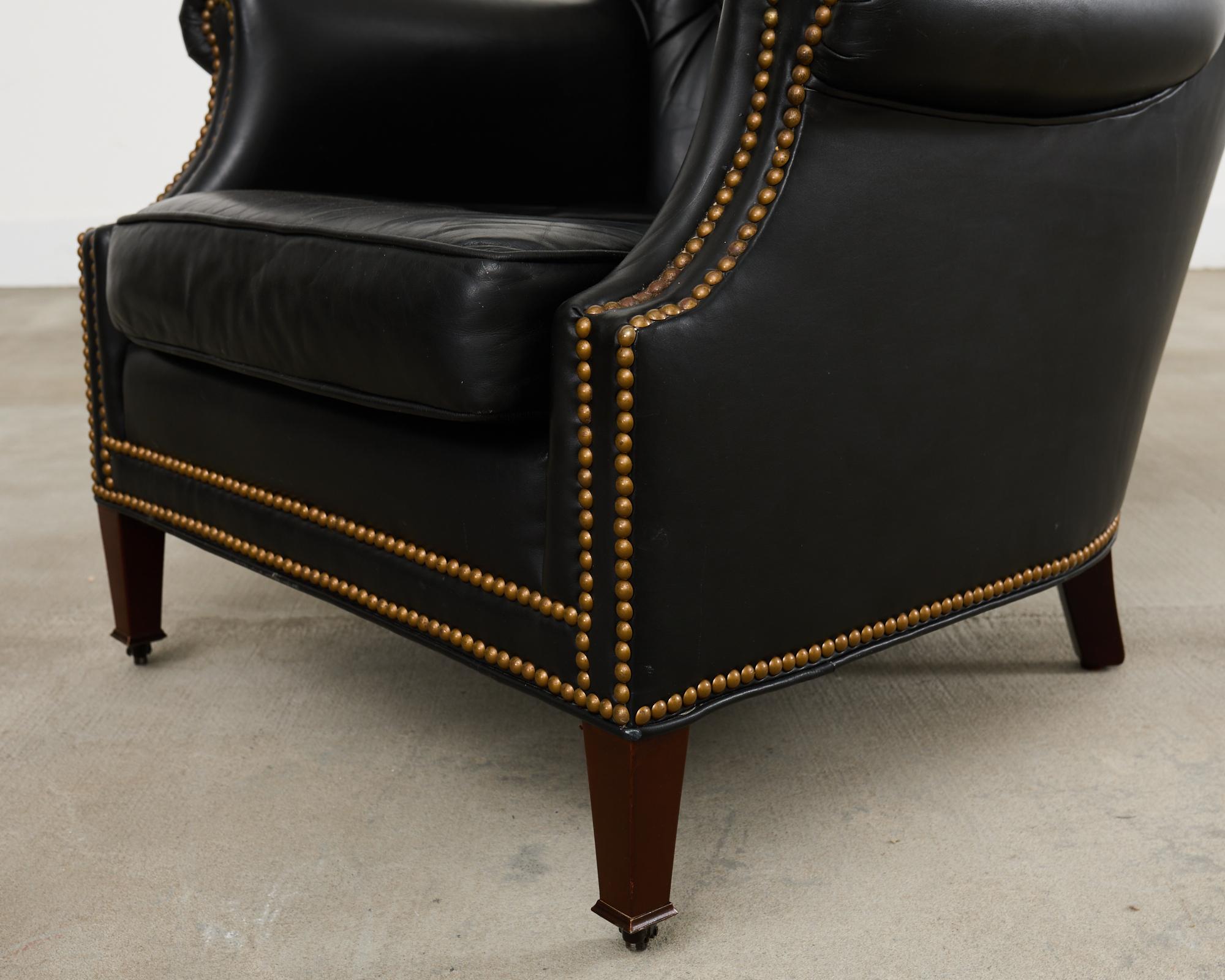 Englische Loungesessel und Ottomane aus getuftetem Leder im Regency-Stil (Messing) im Angebot
