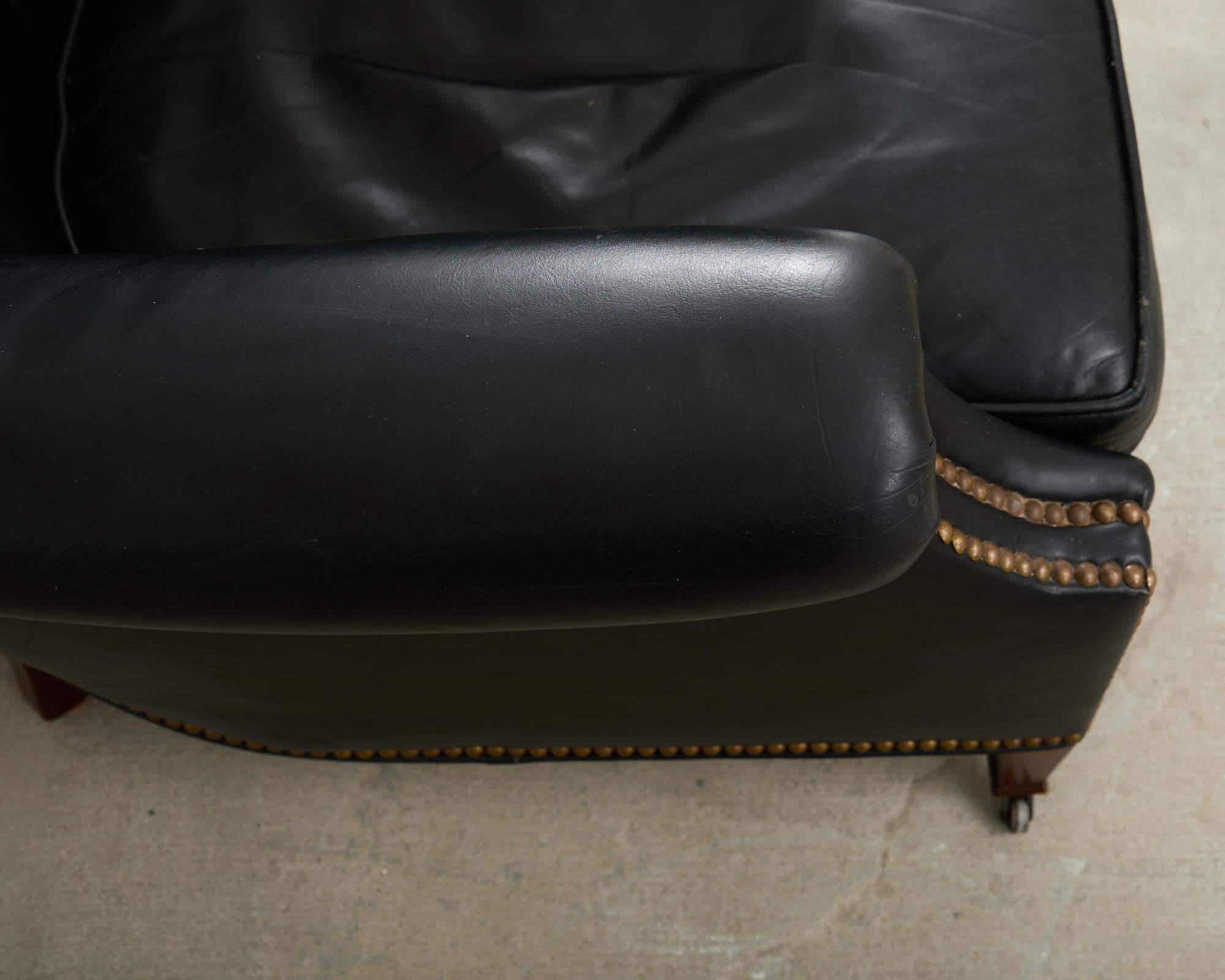 Englische Loungesessel und Ottomane aus getuftetem Leder im Regency-Stil im Angebot 7