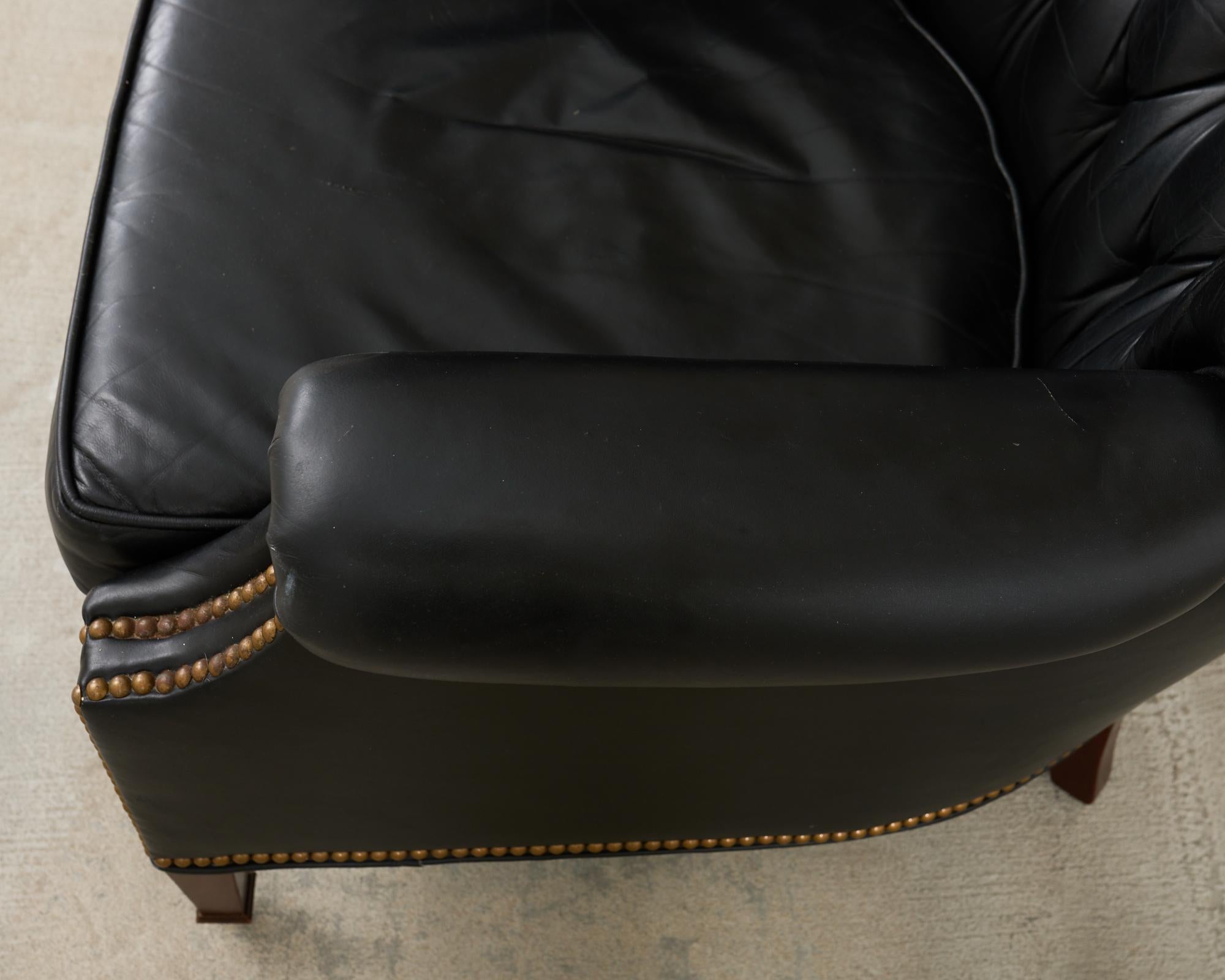 Englische Loungesessel und Ottomane aus getuftetem Leder im Regency-Stil im Angebot 9