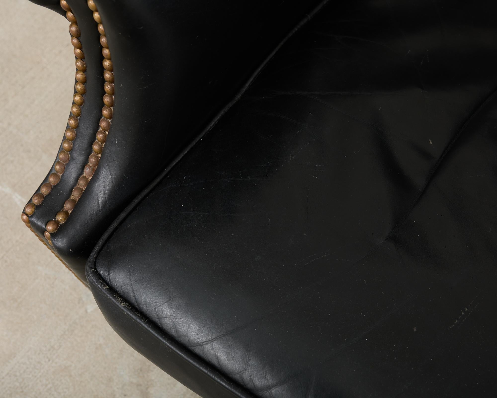 Englische Loungesessel und Ottomane aus getuftetem Leder im Regency-Stil im Angebot 10