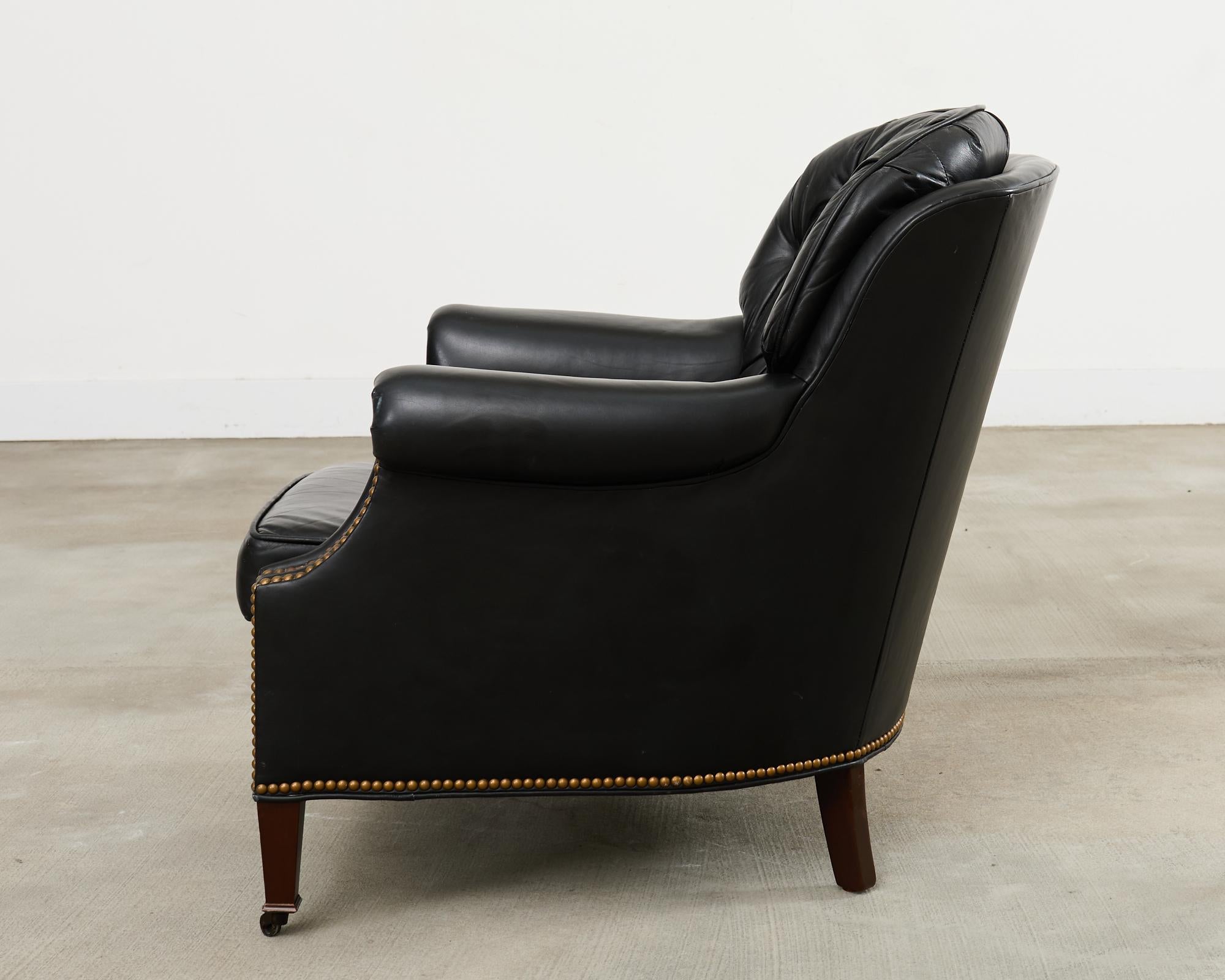 Englische Loungesessel und Ottomane aus getuftetem Leder im Regency-Stil im Angebot 6