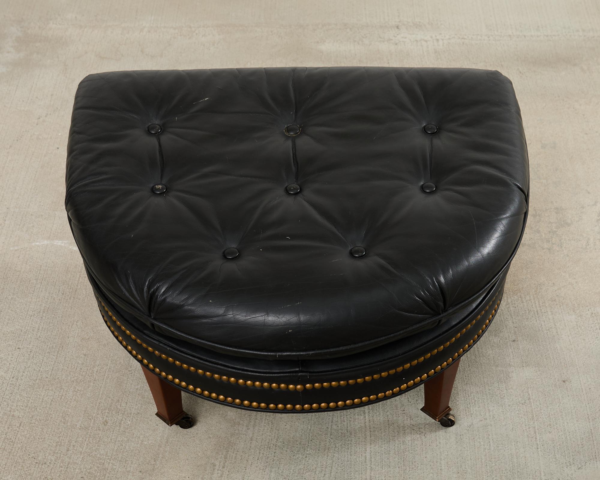 Englische Loungesessel und Ottomane aus getuftetem Leder im Regency-Stil im Angebot 13