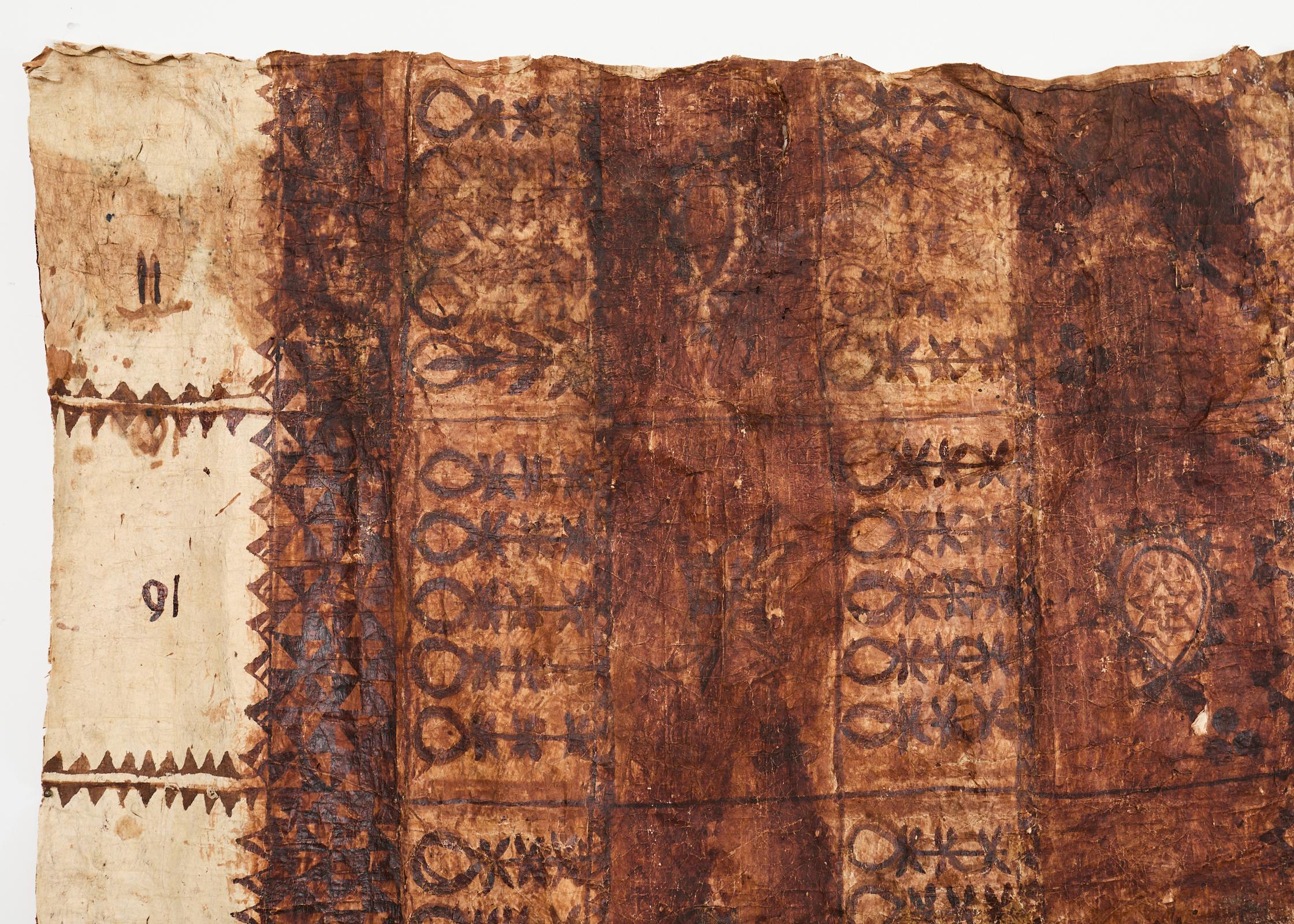 Stammes-Stil 12 Ft polynesischen Tapa Rinde Tuch aus Tonga (Stammeskunst) im Angebot