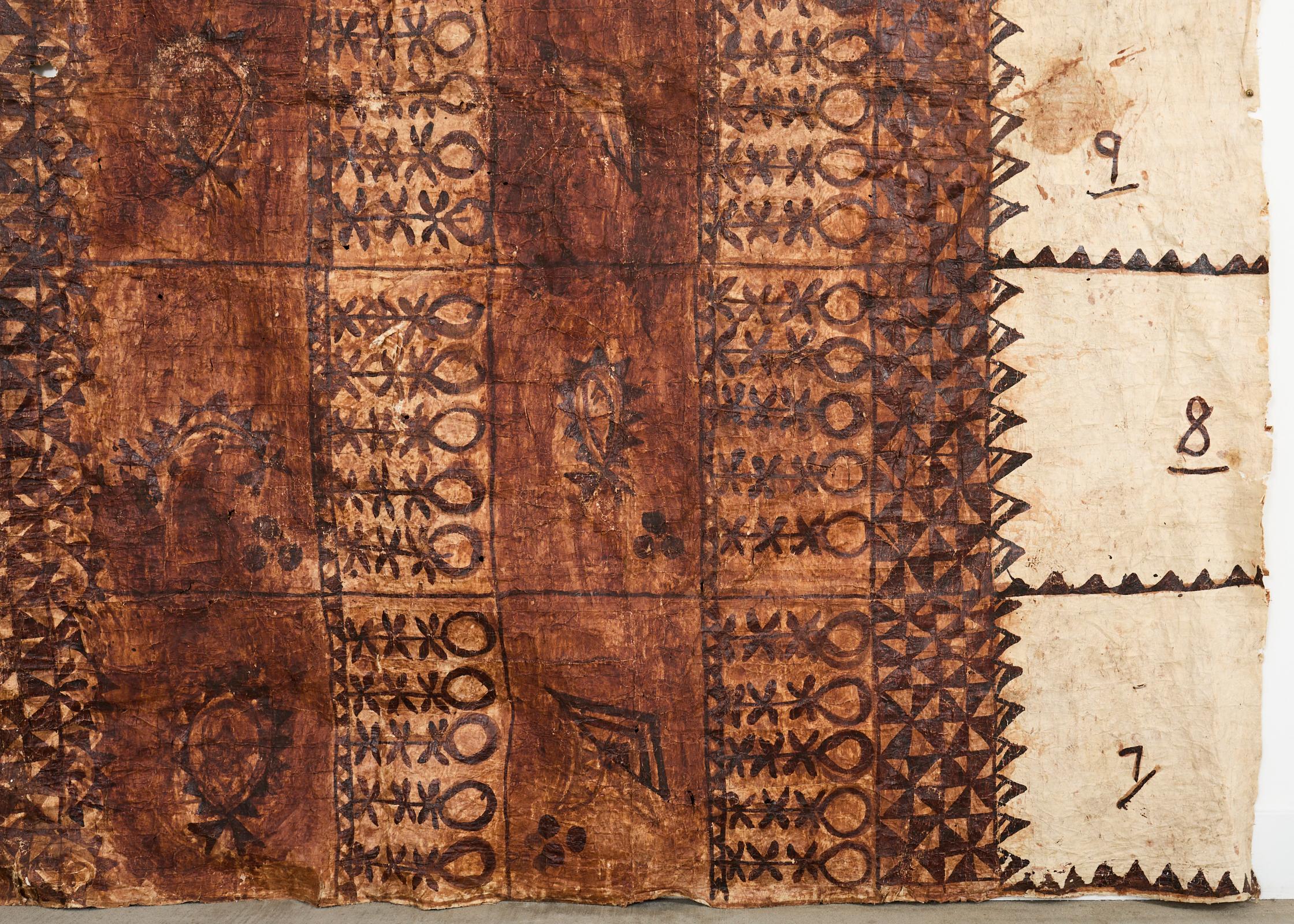 Stammes-Stil 12 Ft polynesischen Tapa Rinde Tuch aus Tonga im Zustand „Starke Gebrauchsspuren“ im Angebot in Rio Vista, CA