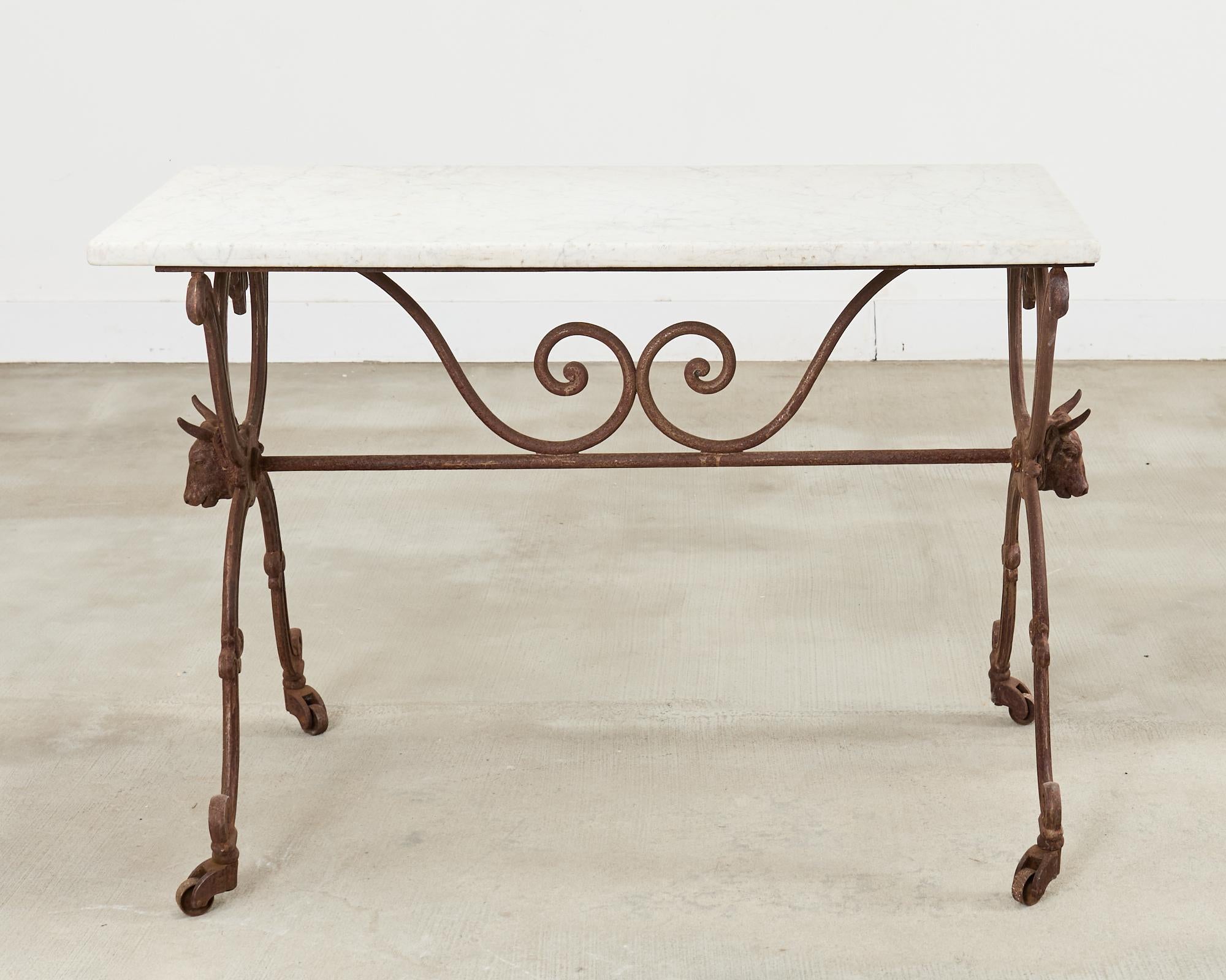 Consola de mesa de carnicero de hierro con tapa de mármol francesa del siglo XIX De campo en venta