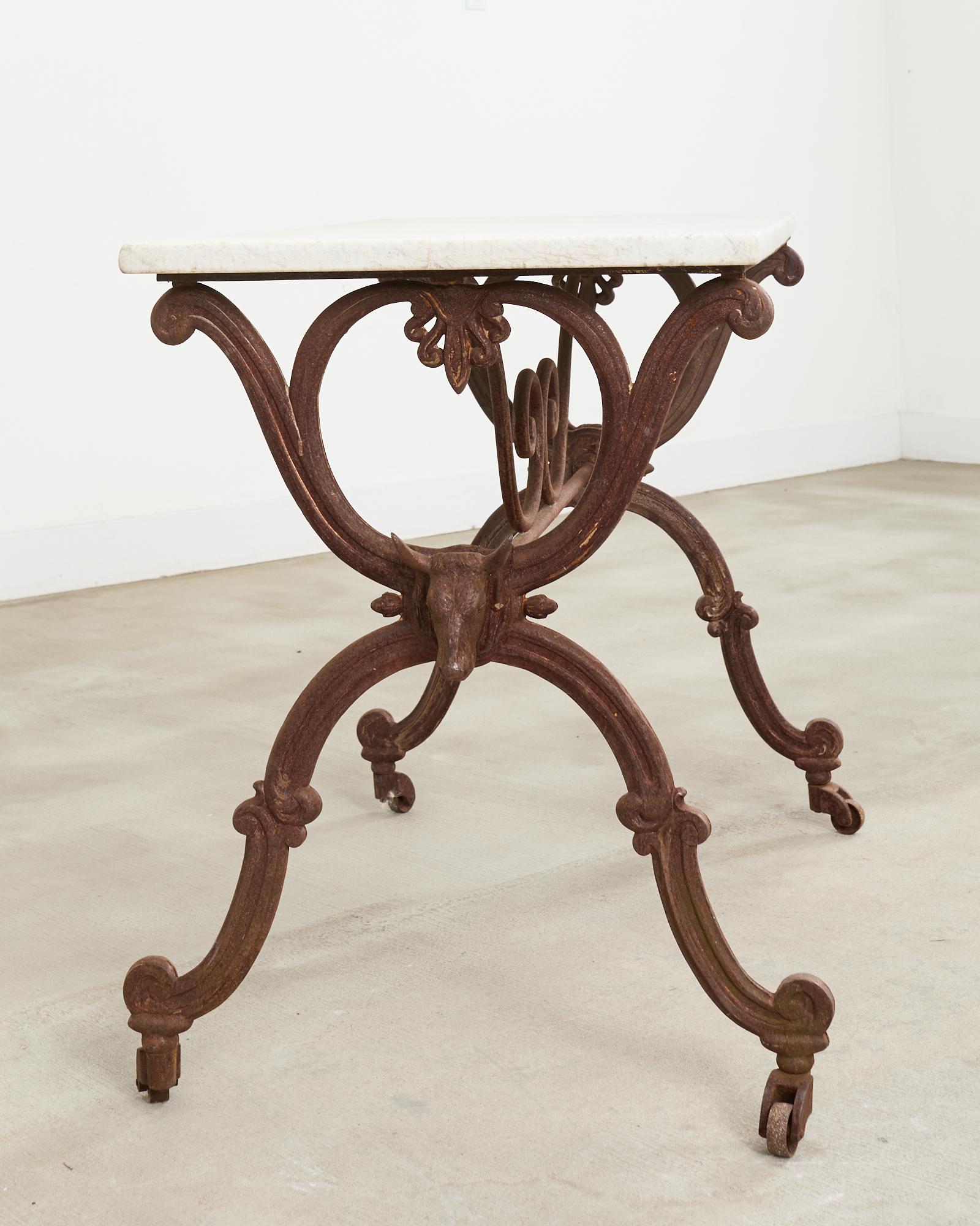 Consola de mesa de carnicero de hierro con tapa de mármol francesa del siglo XIX Hierro en venta