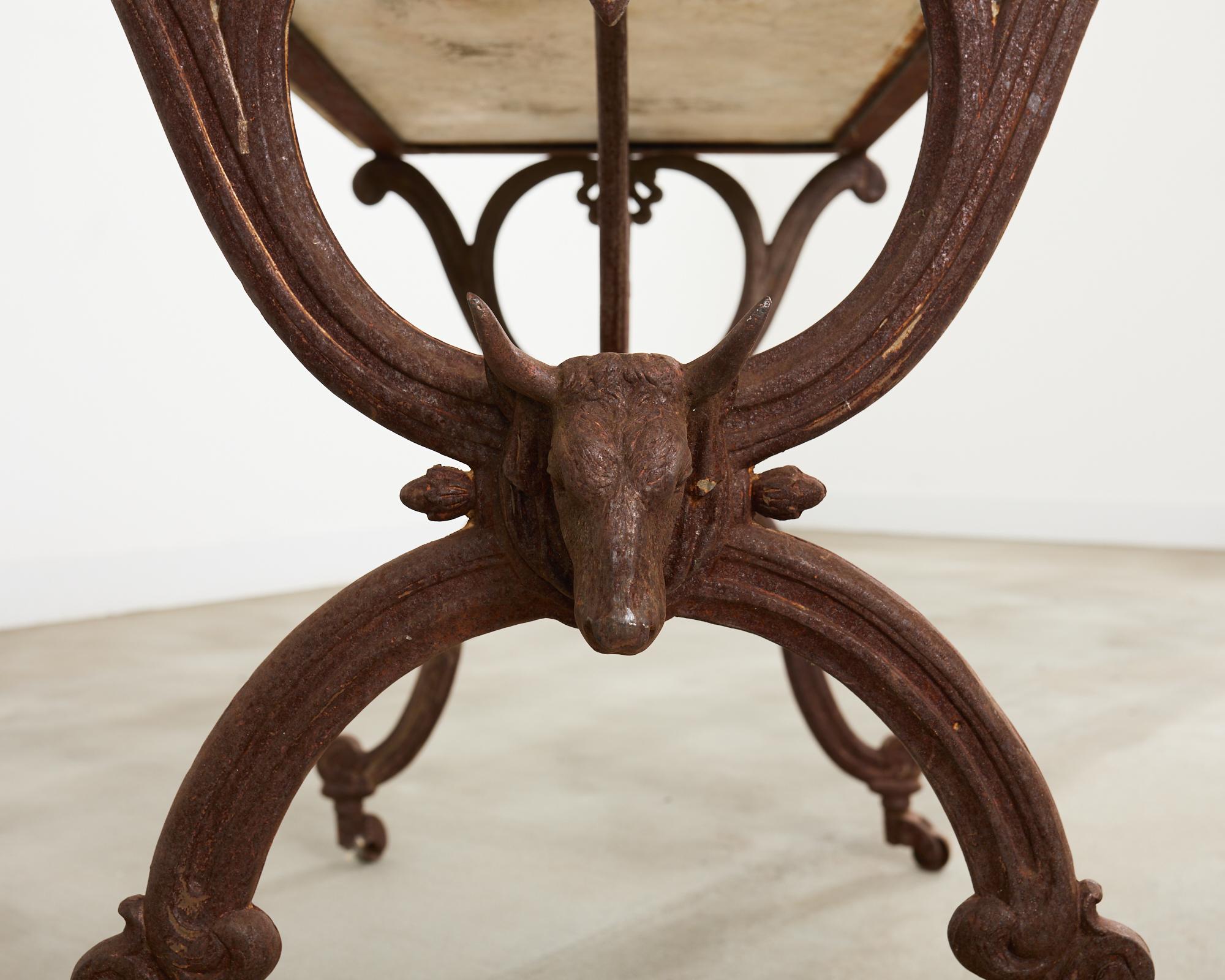 Consola de mesa de carnicero de hierro con tapa de mármol francesa del siglo XIX en venta 10