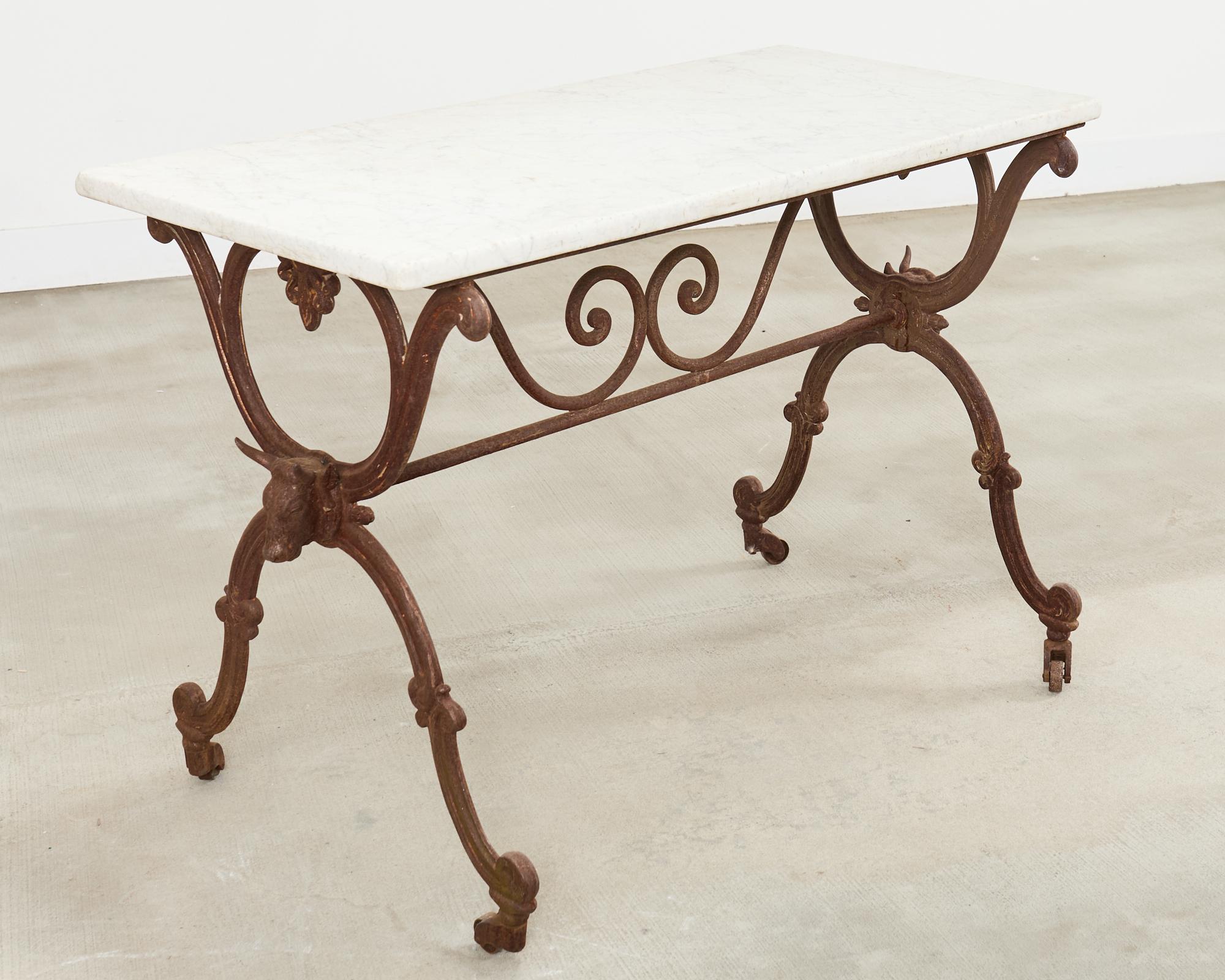 Consola de mesa de carnicero de hierro con tapa de mármol francesa del siglo XIX en Desgastado estado para la venta en Rio Vista, CA