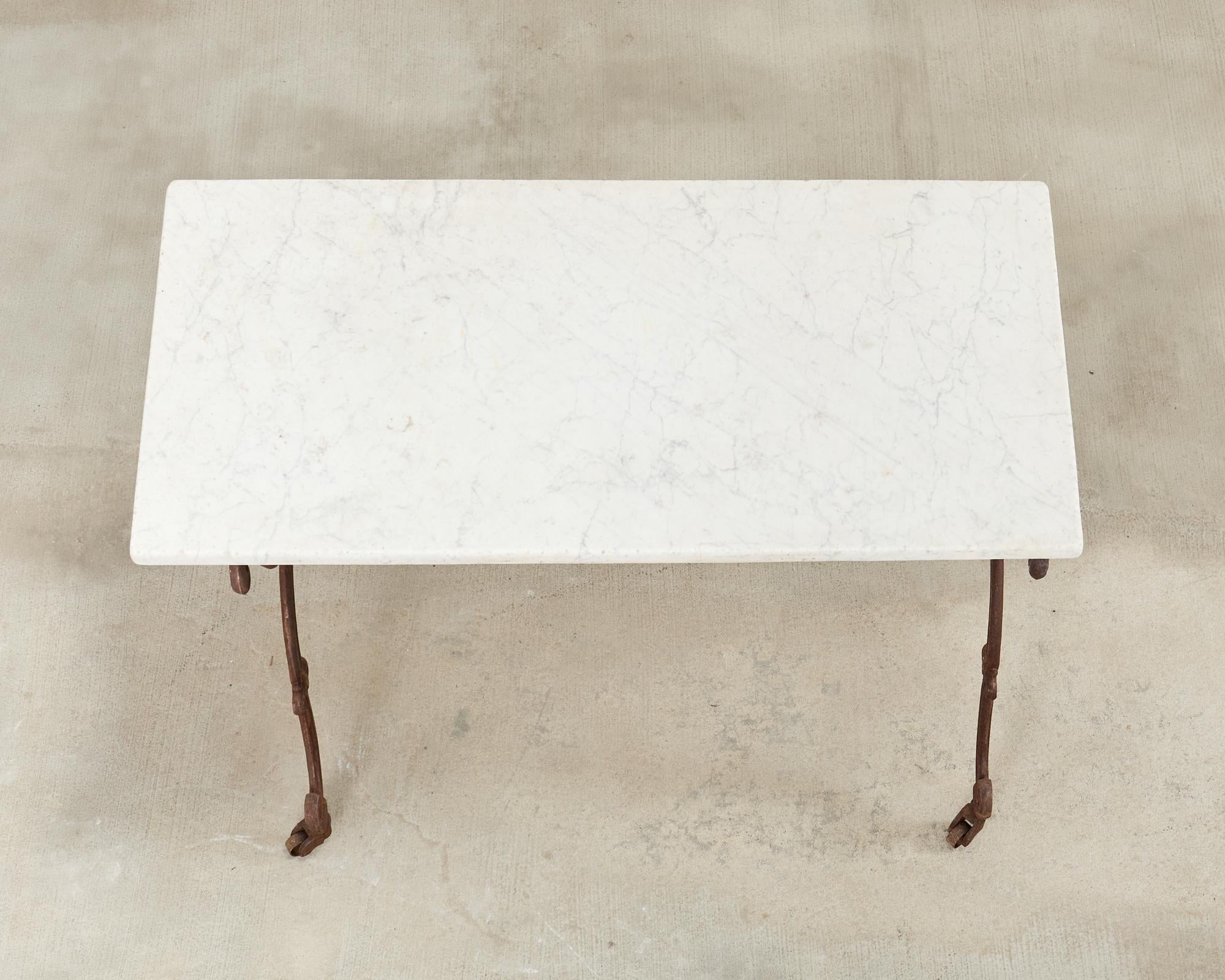 Consola de mesa de carnicero de hierro con tapa de mármol francesa del siglo XIX Vaciado en venta