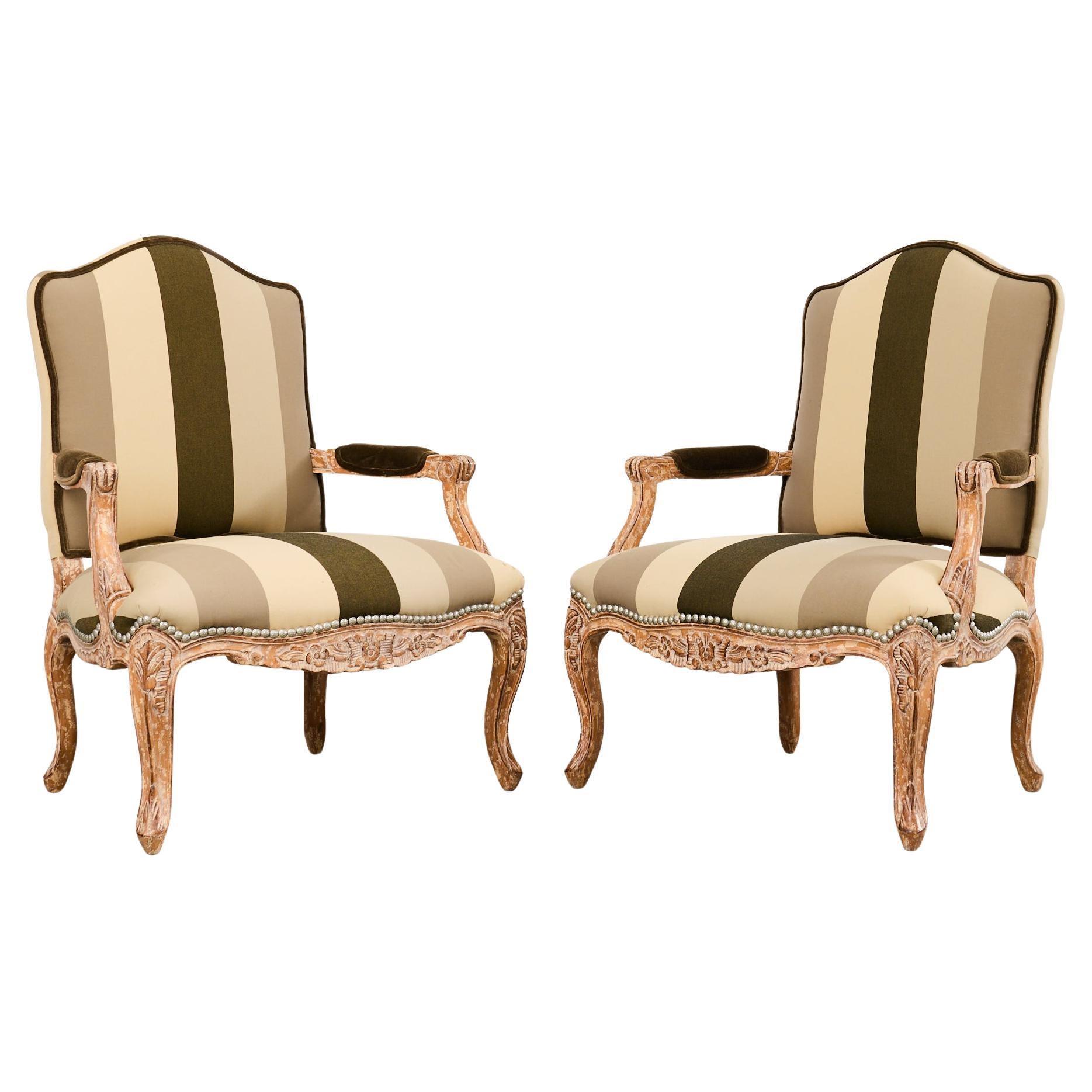 Coppia di poltrone Fauteuil in stile provinciale francese Luigi XV di Kreiss in vendita