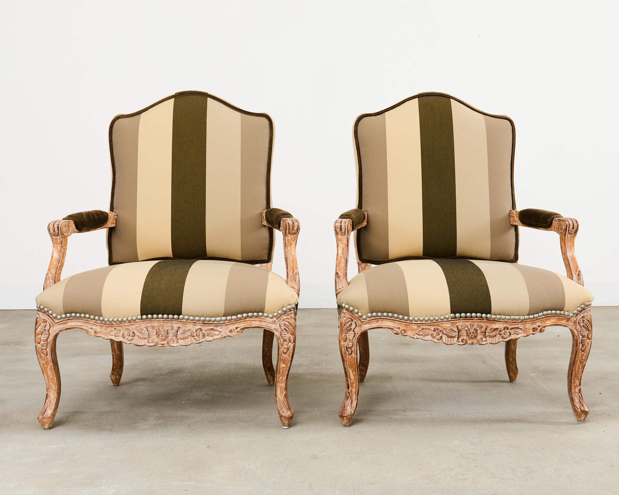 Americano Coppia di poltrone Fauteuil in stile provinciale francese Luigi XV di Kreiss in vendita