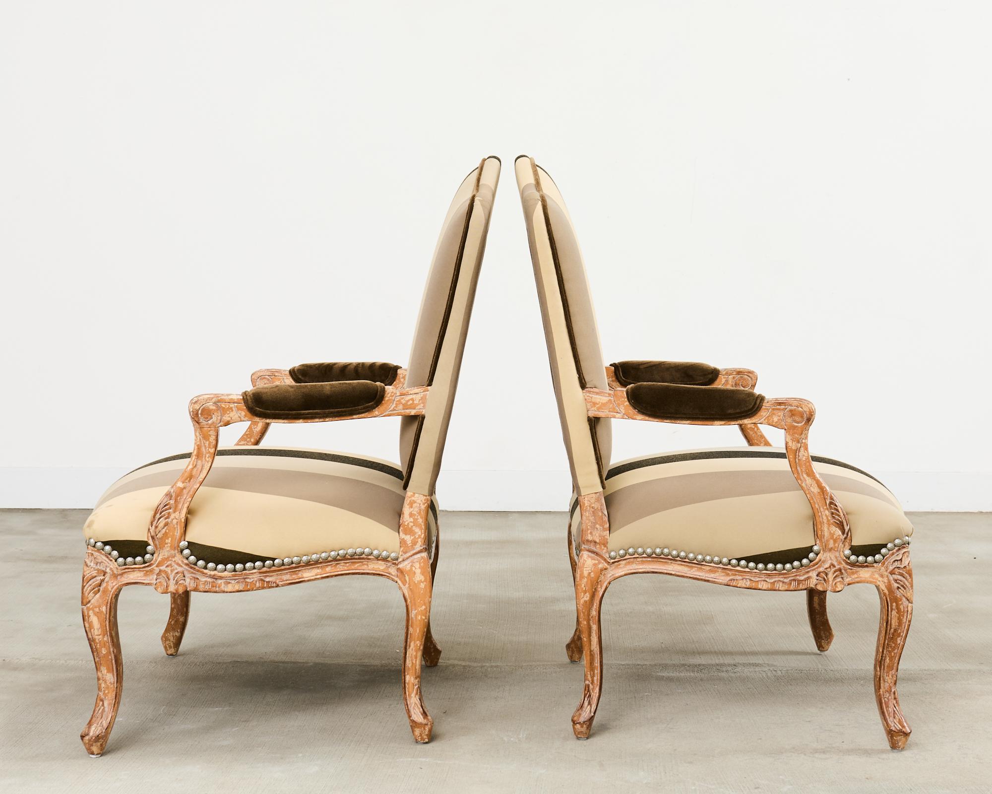 XXI secolo e contemporaneo Coppia di poltrone Fauteuil in stile provinciale francese Luigi XV di Kreiss in vendita